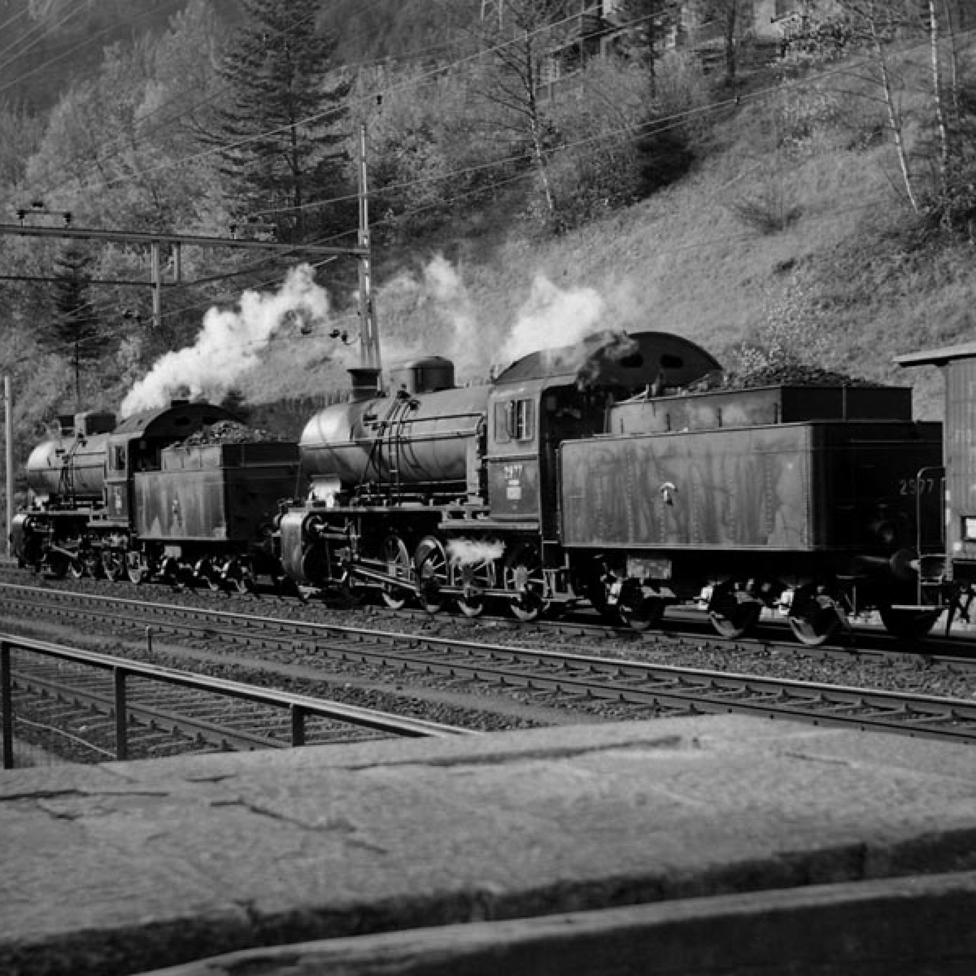 Historische Aufnahme: Der Foto- und Filmgüterzug der Schweizerischen Bundesbahnen (SBB) verkehrte am Montag, den 4. 11. 1957, im Rahmen des Jubiläums «75 Jahre Gotthardbahn» mit drei Dampflokomotiven der Serie  C 5 / 6 auf der Gotthard-Nordrampe. Im Bild 