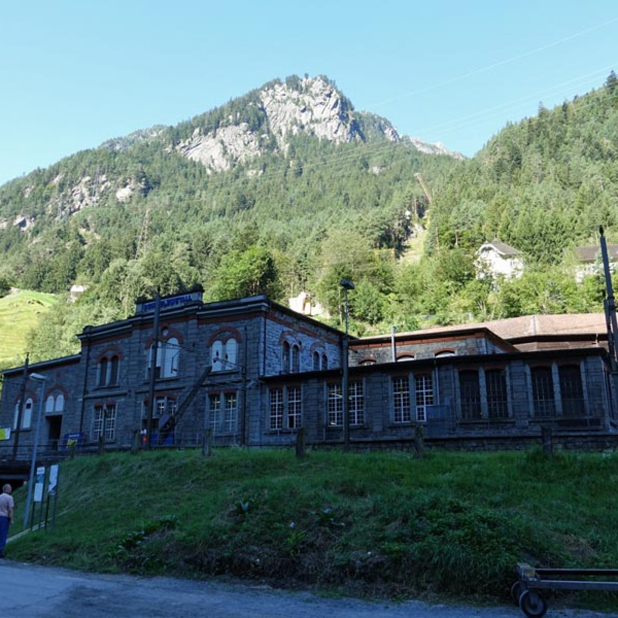 Im historischen Gebäude der ehemaligen Karbidfabrik  werden heute Sonderlegierungen hergestellt. Im Hintergrund das Kraftwerk und das ehemalige Wohnhaus des Fabrikdirektors.