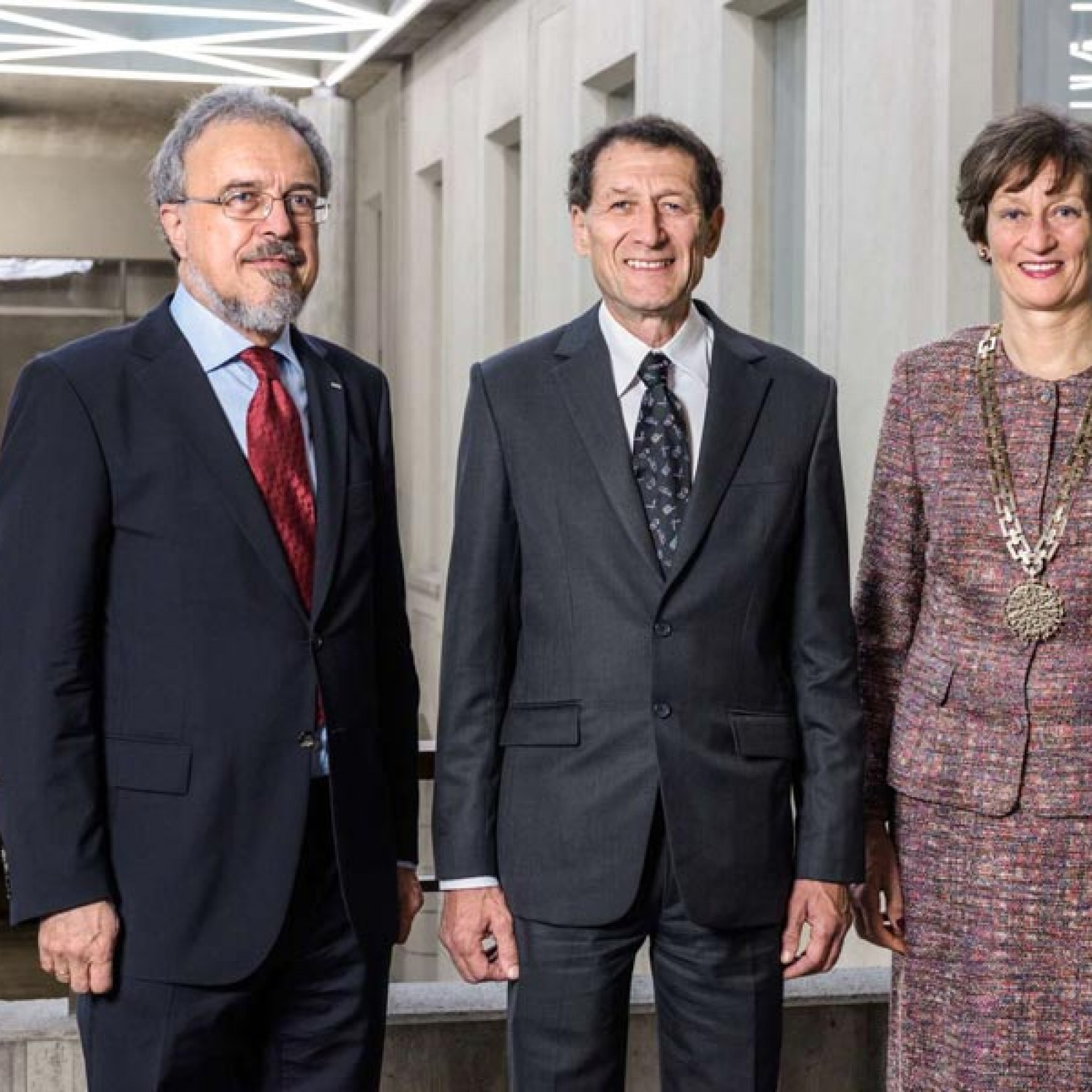 Laudator Prof. Thomas Vogel, Leiter Departement Bau, Umwelt und Geomatik der ETH Zürich, Ehrendoktor Max Ernst Meyer und die Rektorin der ETH Zürich, Prof. Dr. Sarah M. Springman während der Verleihung der Ehrendoktorwürde. (Bild: ETH Zürich / Oliver Bart