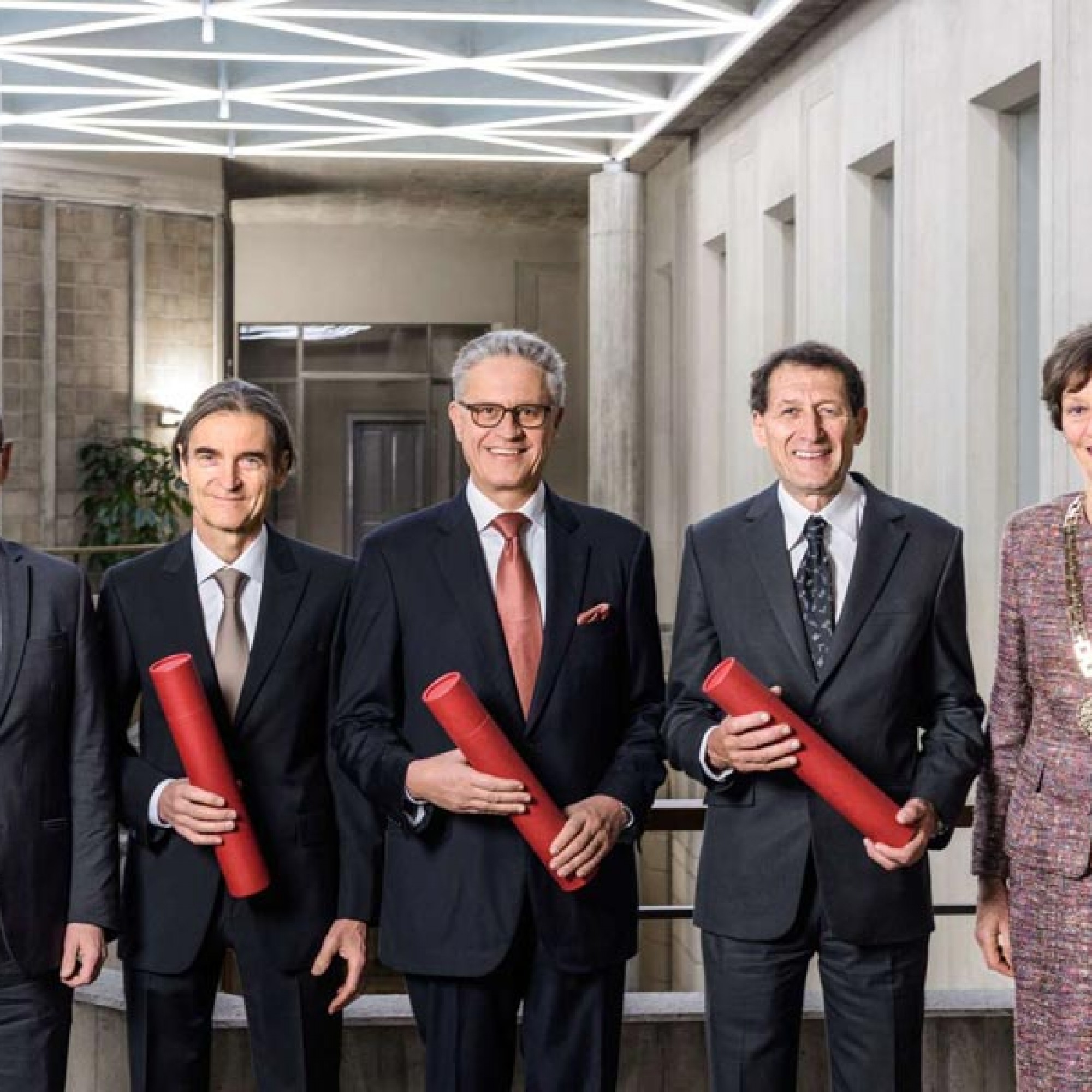 Der Präsident der ETH Zürich, Prof. Dr. Lino Guzzella, Dr. Thomas Knecht, Ehrenrat der ETH Zürich, die beiden neuen Ehrendoktor der ETH Zürich, Prof. Dr. Thomas F. Stocker und Max Ernst Meyer sowie die Rektorin der ETH Zürich, Prof. Dr. Sarah M. Springman