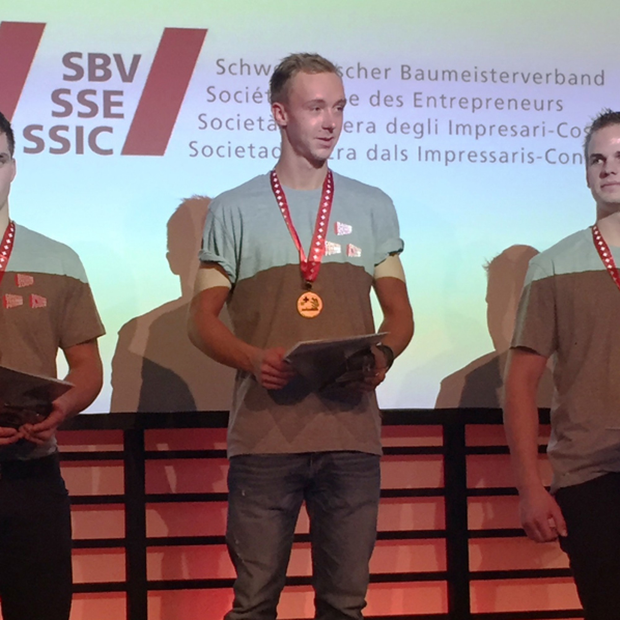 Kevin Hofer an der Siegerehrung mit Stefan Hersche (links) und Robby Hinnen (rechts). (SBV)
