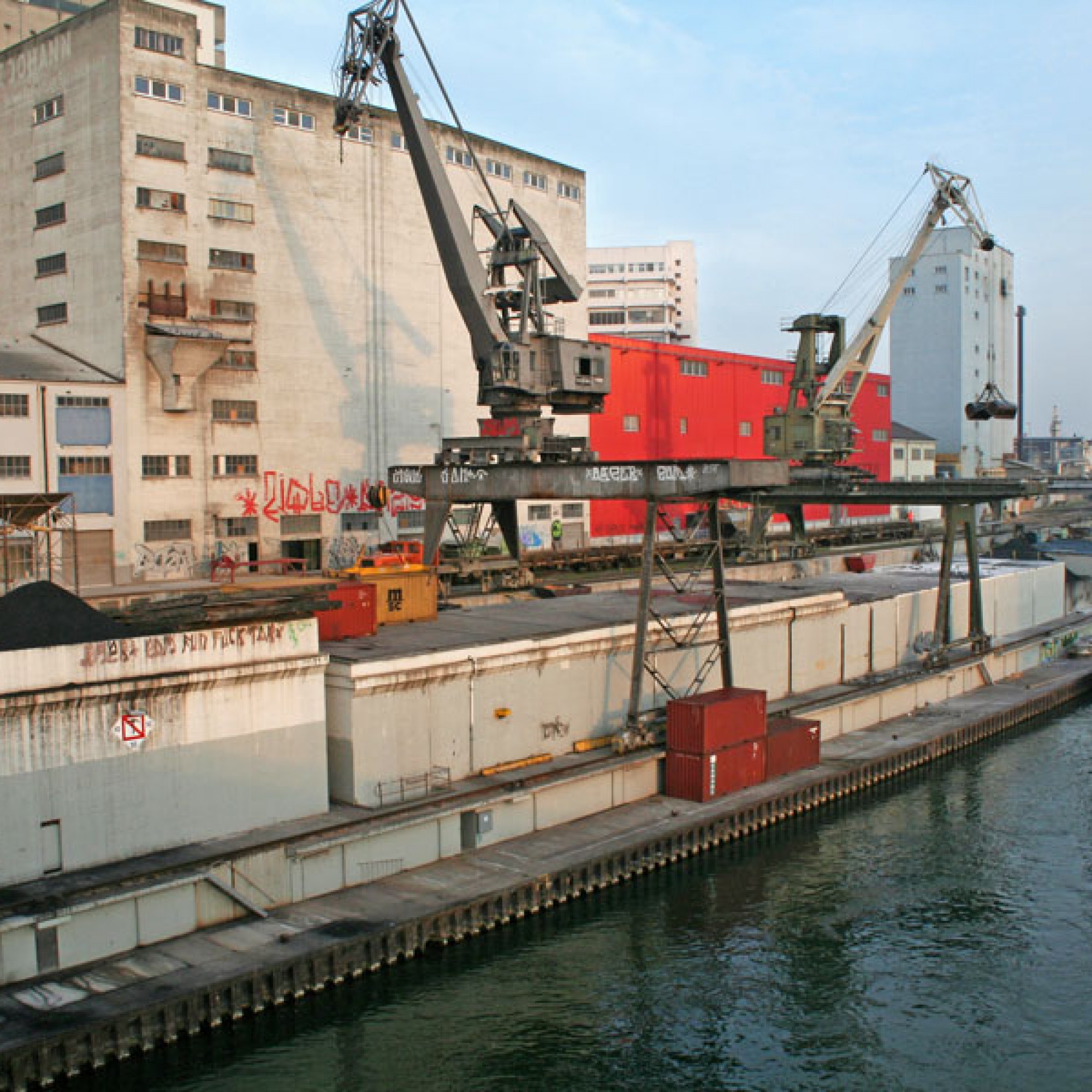 Dieser Kran im Hafen St. Johann soll an den Klybeckquai verschoben werden (zvg)