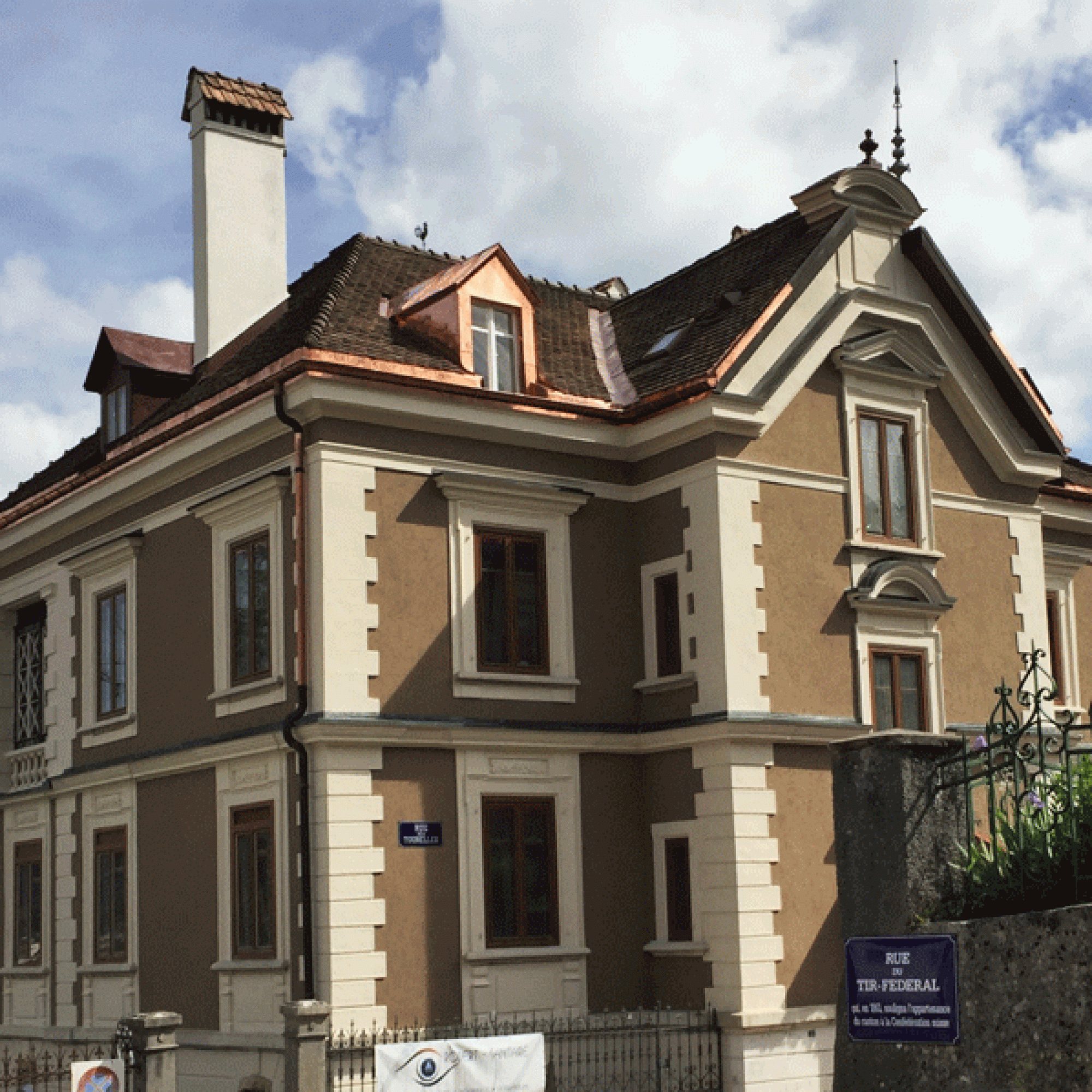 Nobler nächtigen ind der Fabrikantenvilla: die "Domaine de Tourelles" in La Chaux de Fonds. (Ferien im Baudenkmal) 1/4