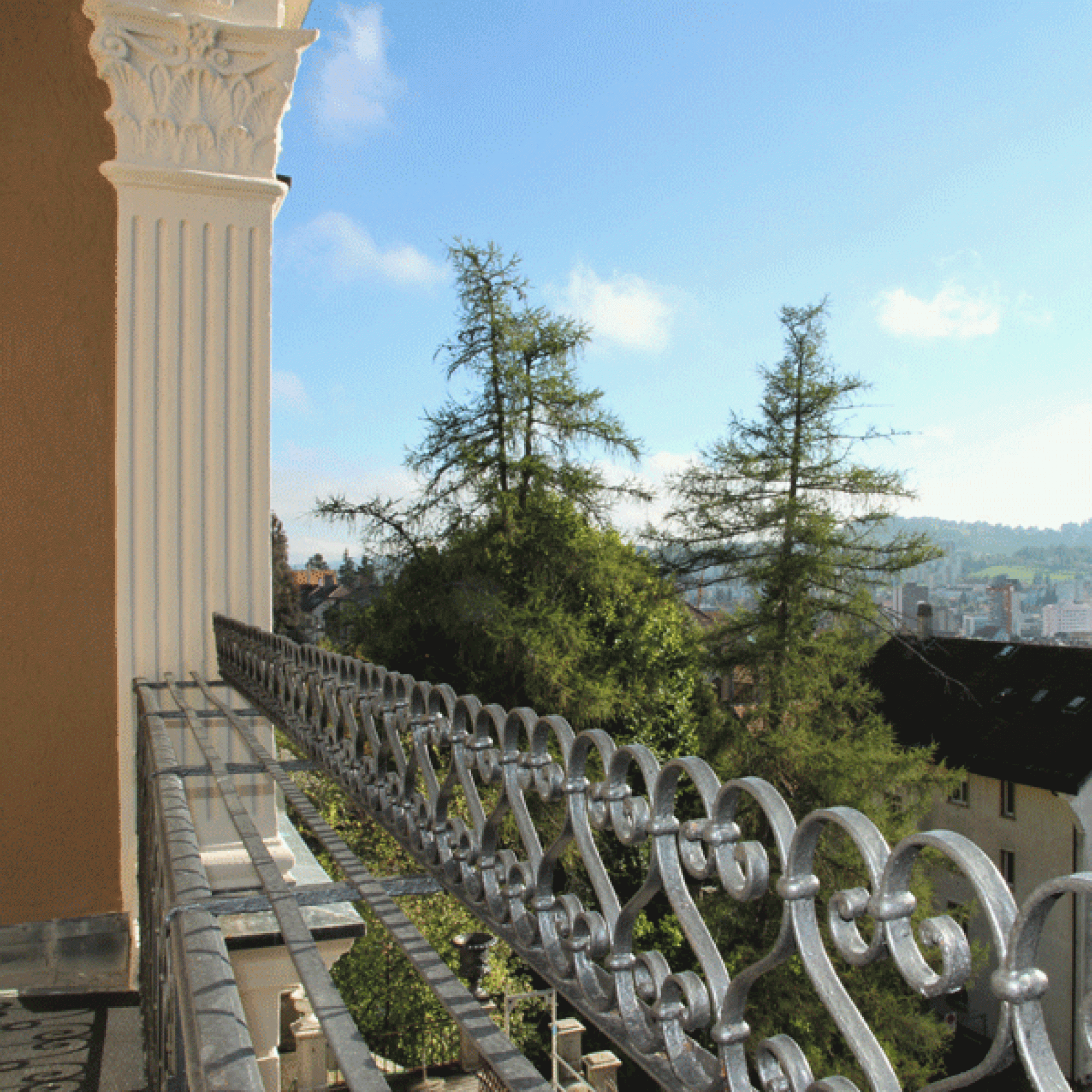 Blick von der Terrasse aus über die Stadt. (Ferien im Baudenkmal)