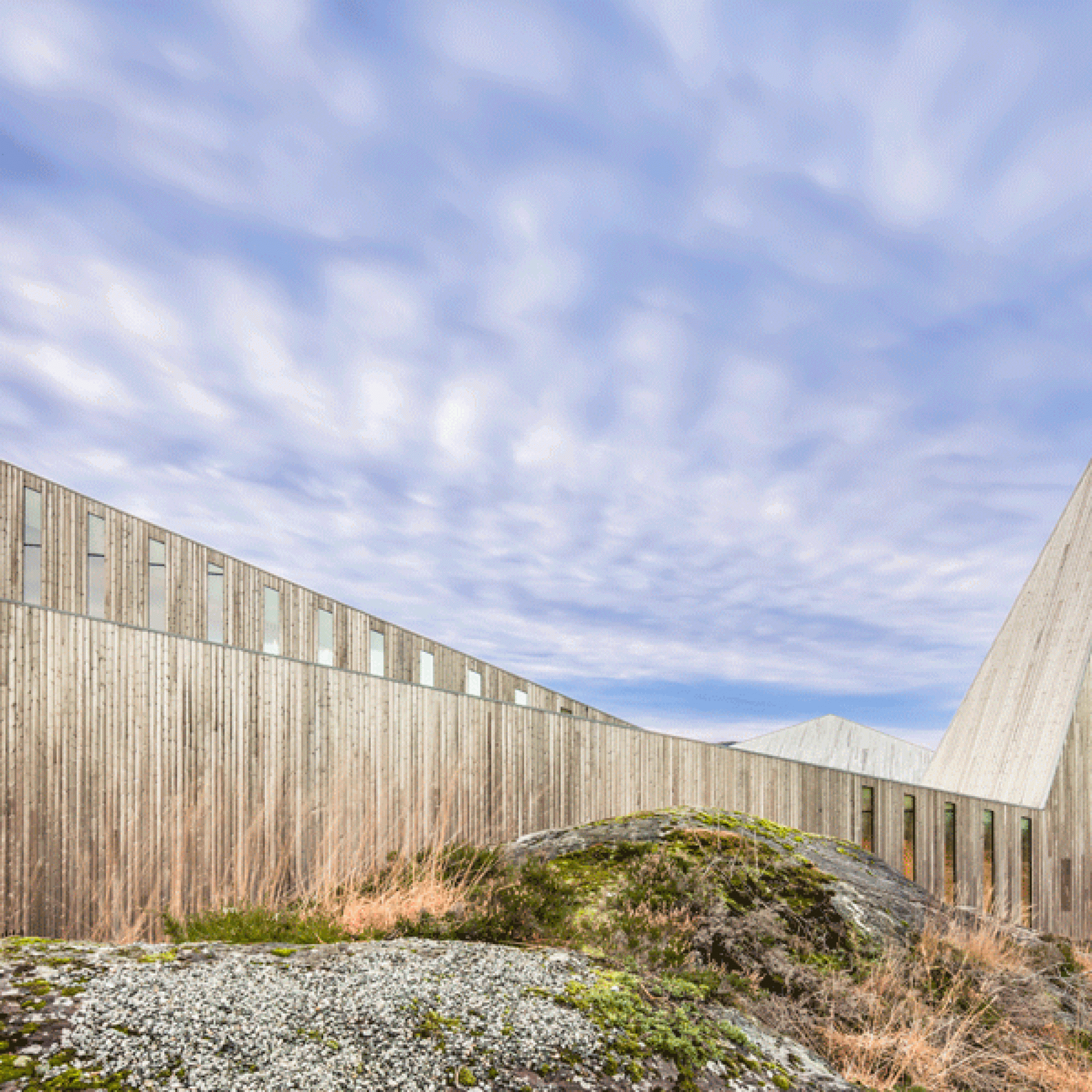 Die Fassade besteht aus verwittertem Kiefernholz. (Hundven Clements Photography))