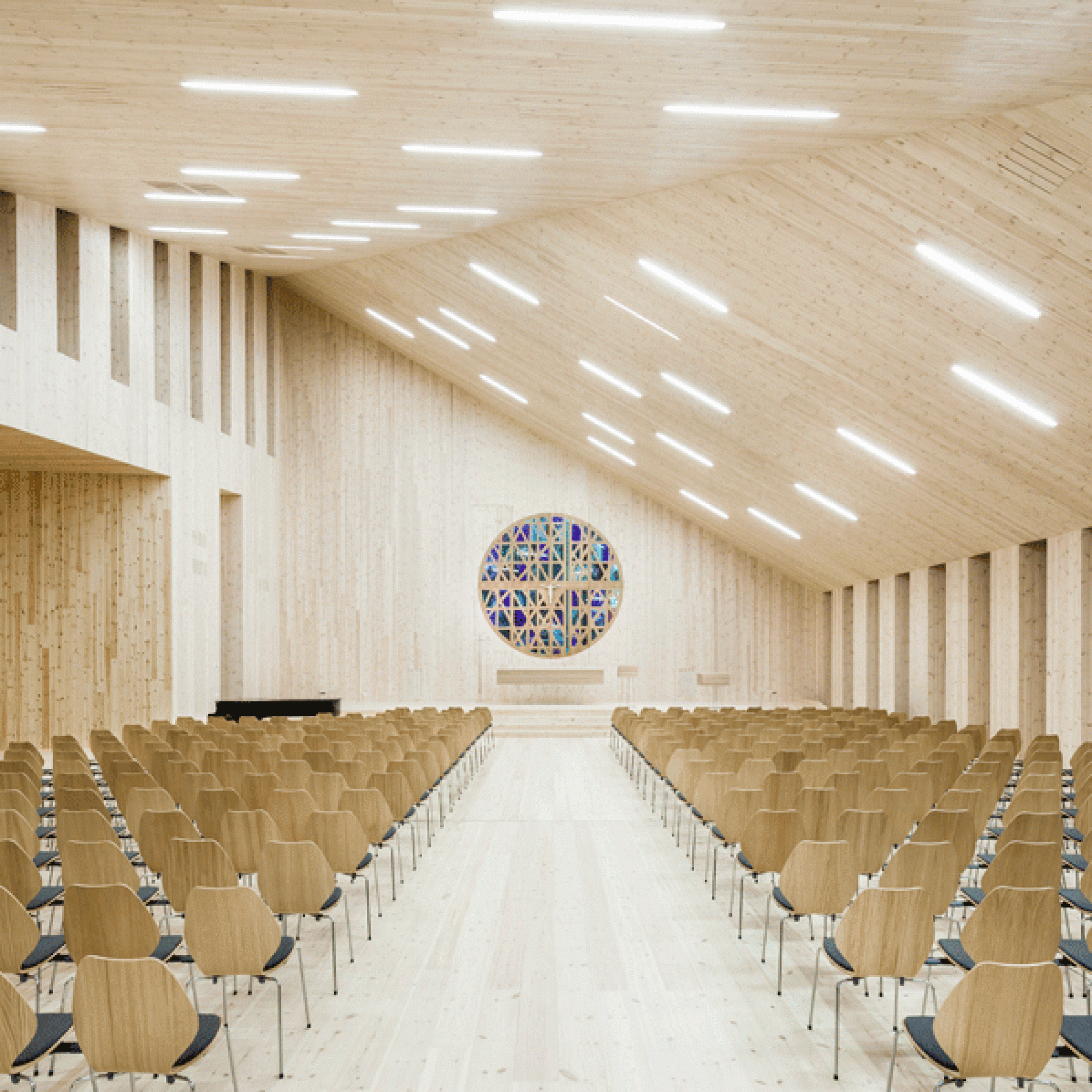 Das helle Innere konstrastiert mit der Fassade. (Hundven Clements Photography))