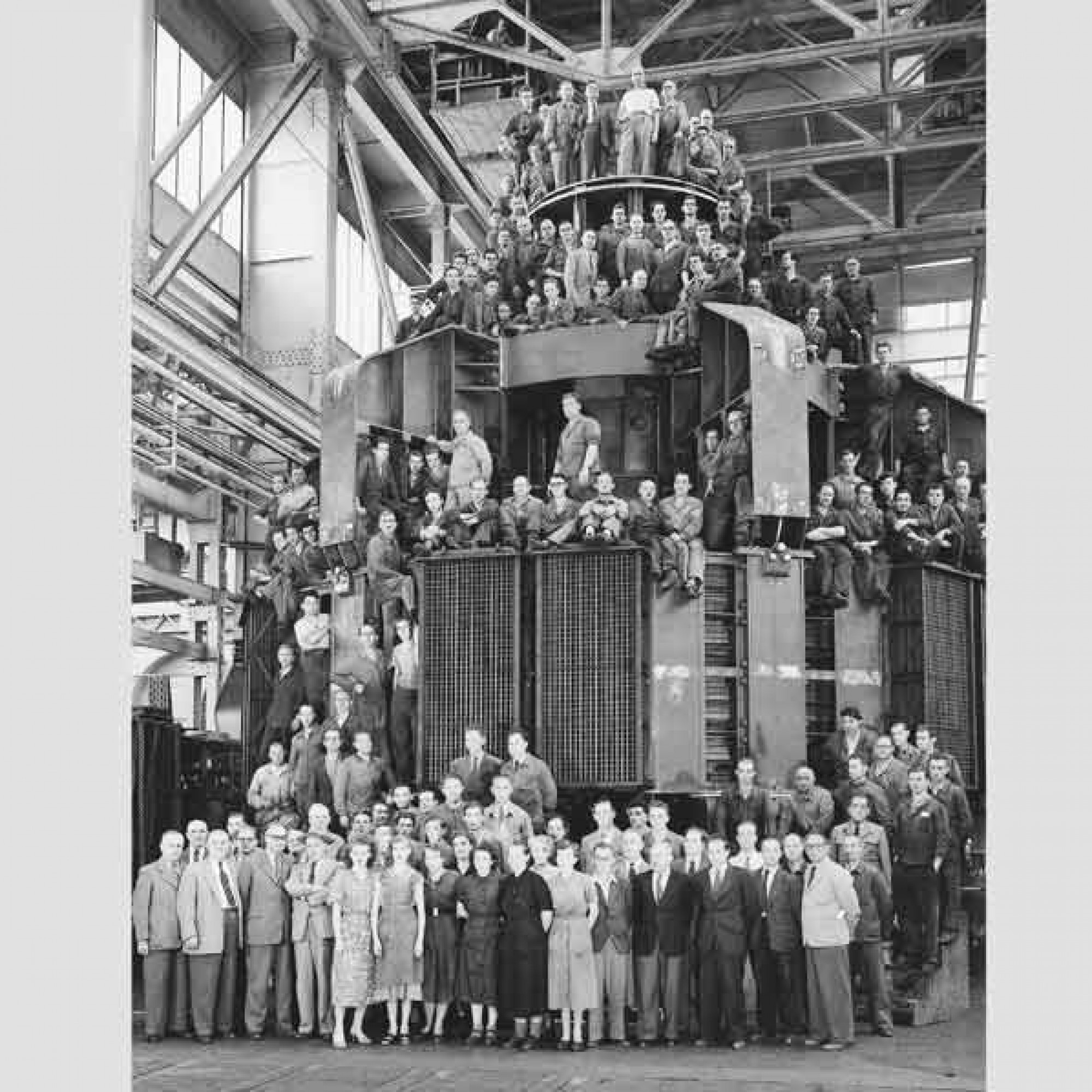 Gruppenfoto um 1952 von Angestellten der ABB mit einem Wasserkraftgenerator für das Nilkraftwerk Assuan. (Archiv-BBC) 1/3