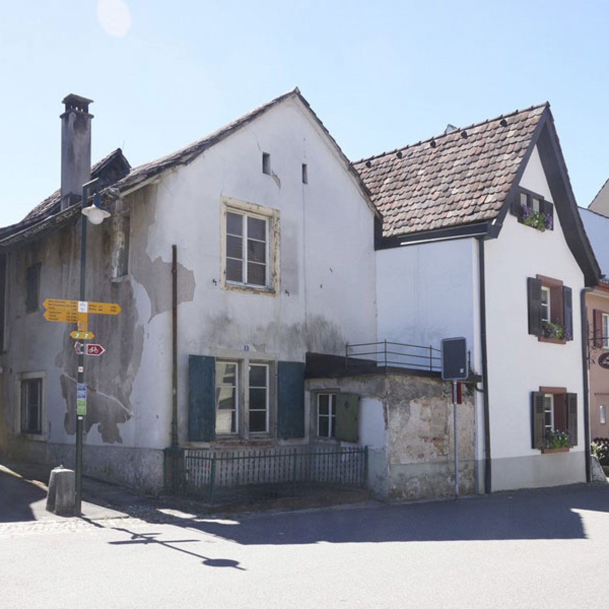 1/2 Das Haus an der Burggasse in Muttenz (Bildmitte). Das Nachbargebäude ist konstruktiv mit ihm verbunden, archäologisch jedoch nicht untersucht (Archäologie Baselland)