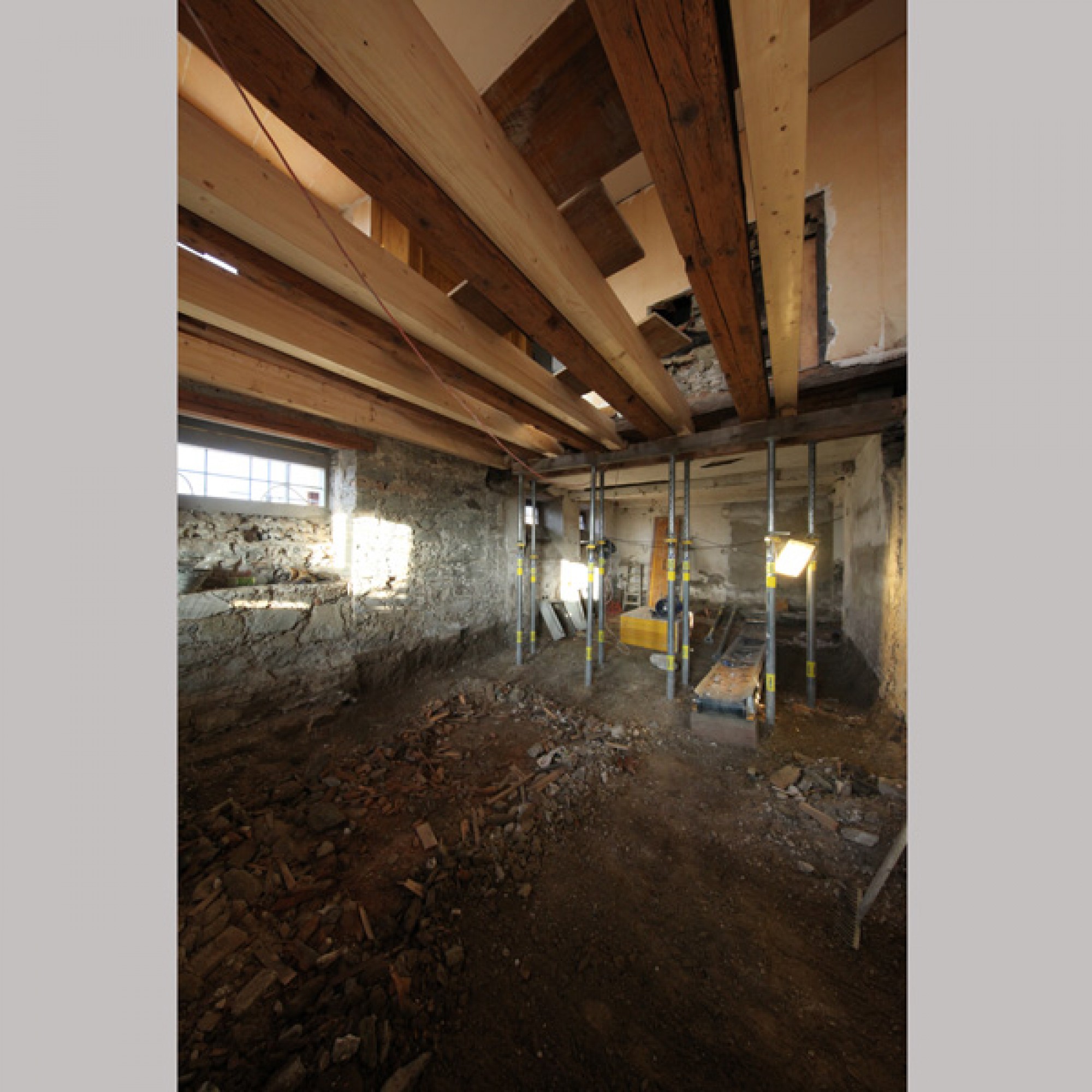 Das Haus „Zu den zwei Raben“ ist mehrheitlich ausgehöhlt. An der Decke im alten Gastraum sind die alten und neuen Balken zu sehen.