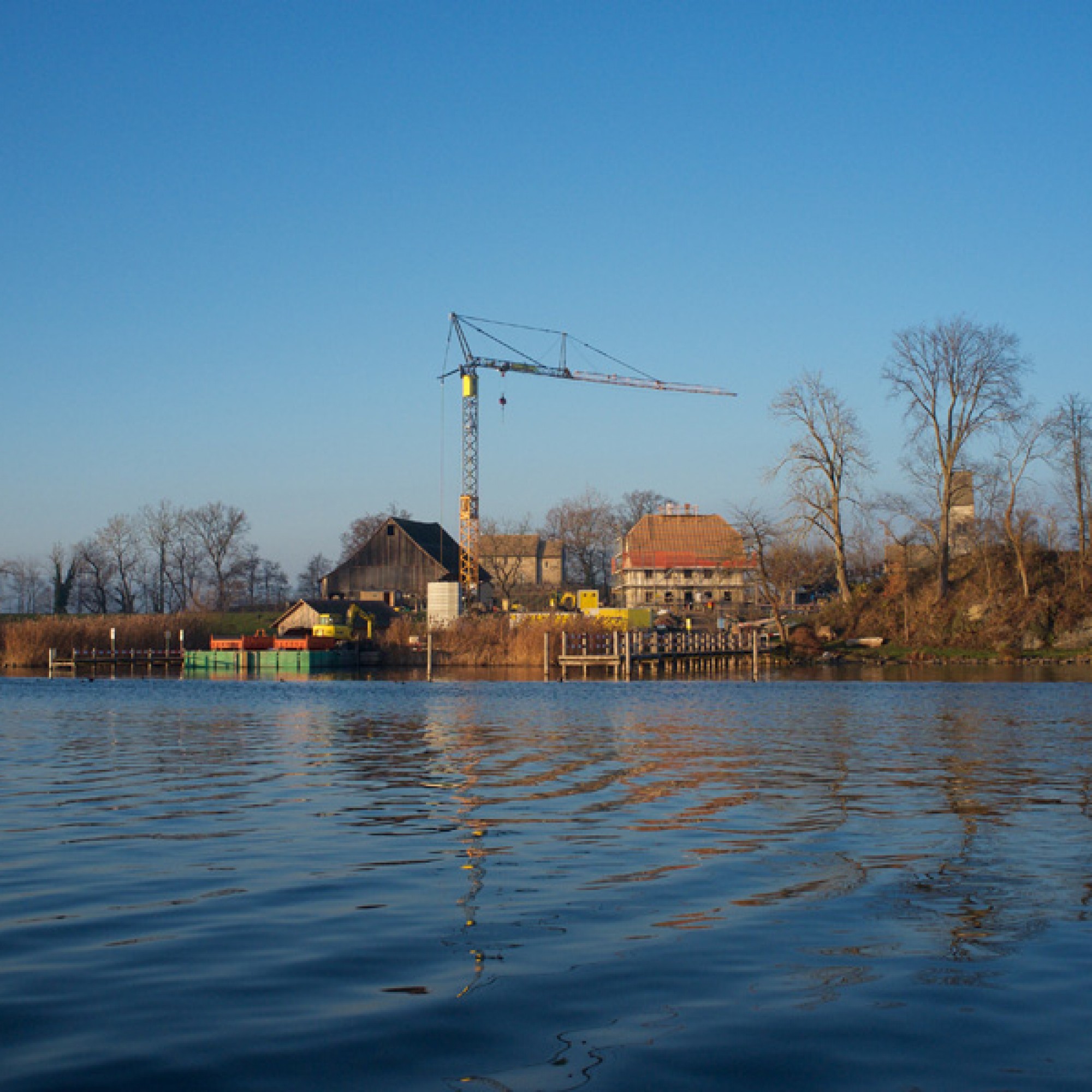 Für die Bauarbeiten wurde auf der Ufnau ein Kran installiert – transportiert wurden er und weiteres Baugerät und –material mit einem Ponton, der noch immer fleissig hin und her fährt.