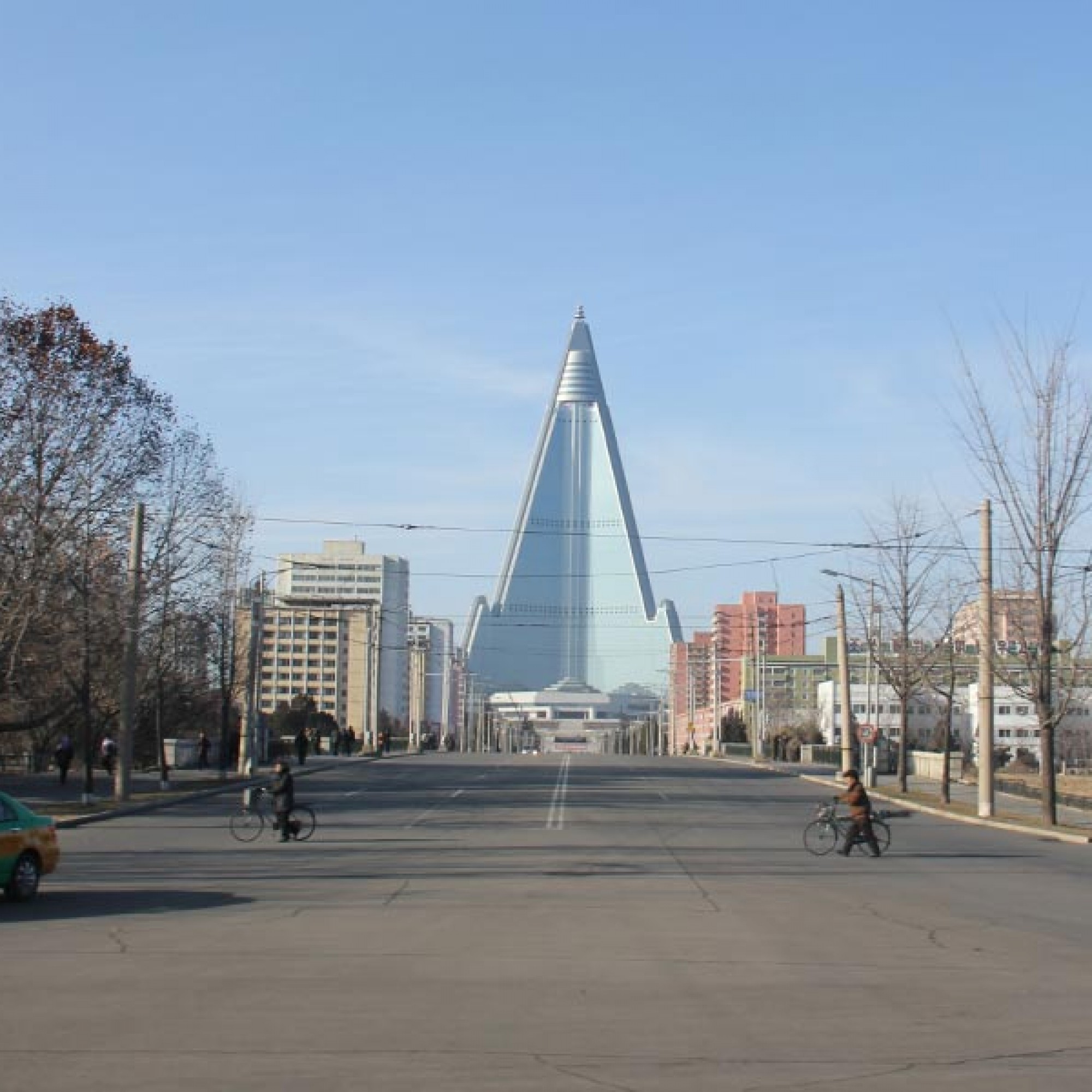 Es könnte das Wahrzeichen von Pjöngjang sein. Doch im Ryugyong Hotel wohnt nach 30 Jahren Bauzeit immer noch kein Gast. (Laika ac_Wikimedia Commons _ CC BY-SA 2.0)