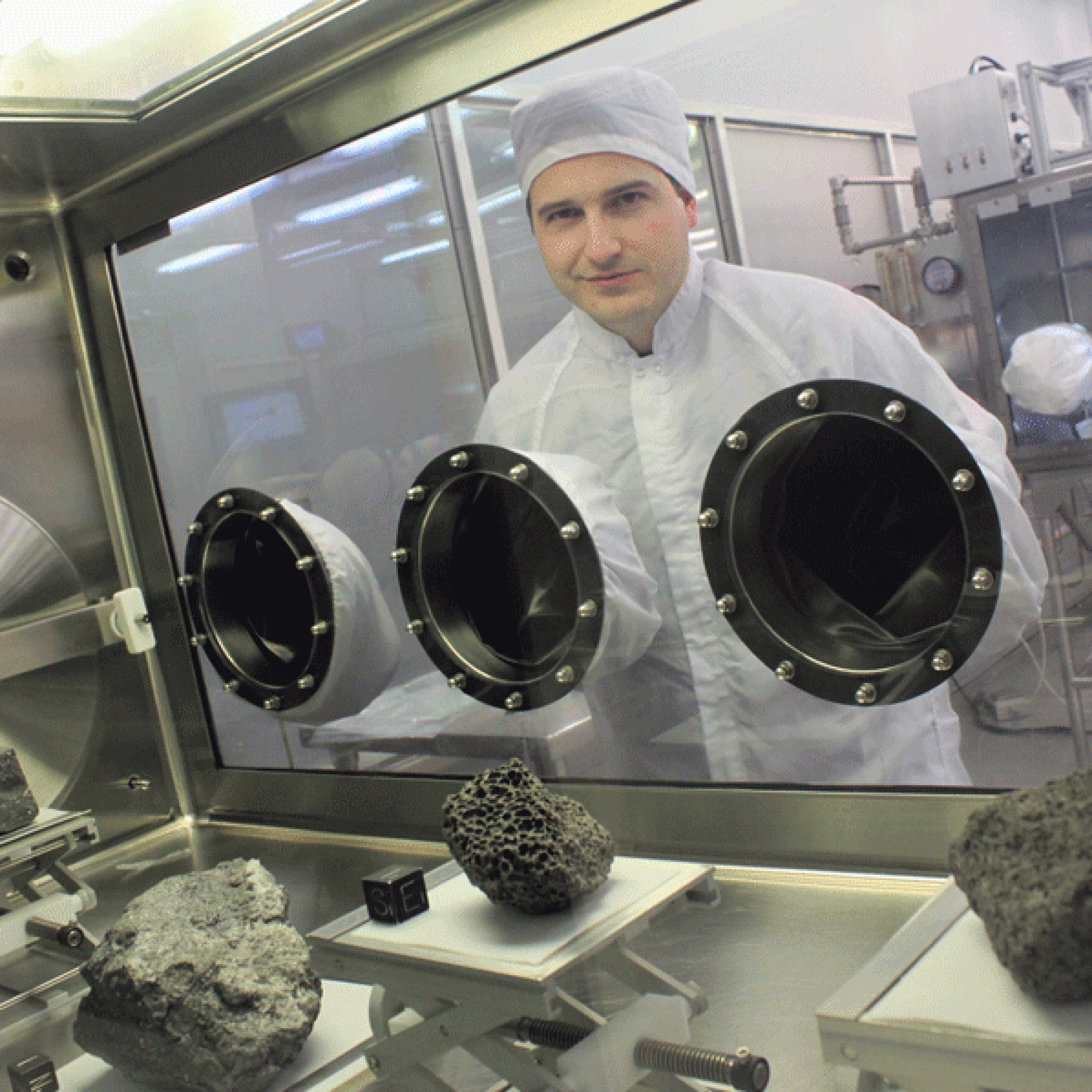 Ludovic Ferriere mit Gesteinsbrocken vom Mond im Lunar Sample Processing Laboratory der Nasa. (Ferrière, NHM Wien)