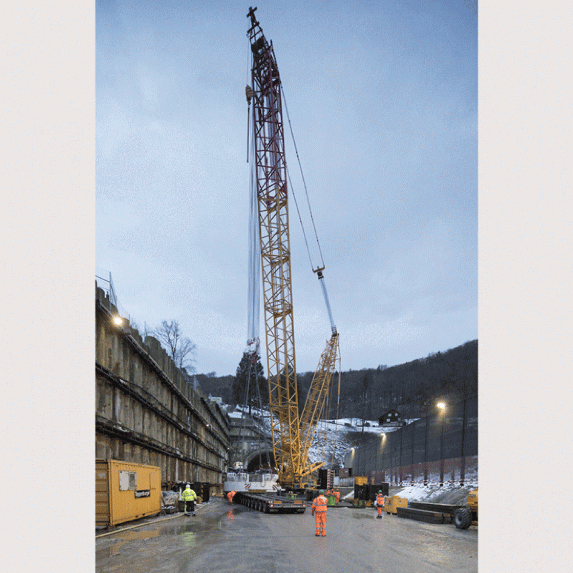 Die Tunnelbohrmaschine wird am Portal des Bözberg-Tunnels mit Hilfe eines Raupenkrans zusammengesetzt. (Bilder zvg)