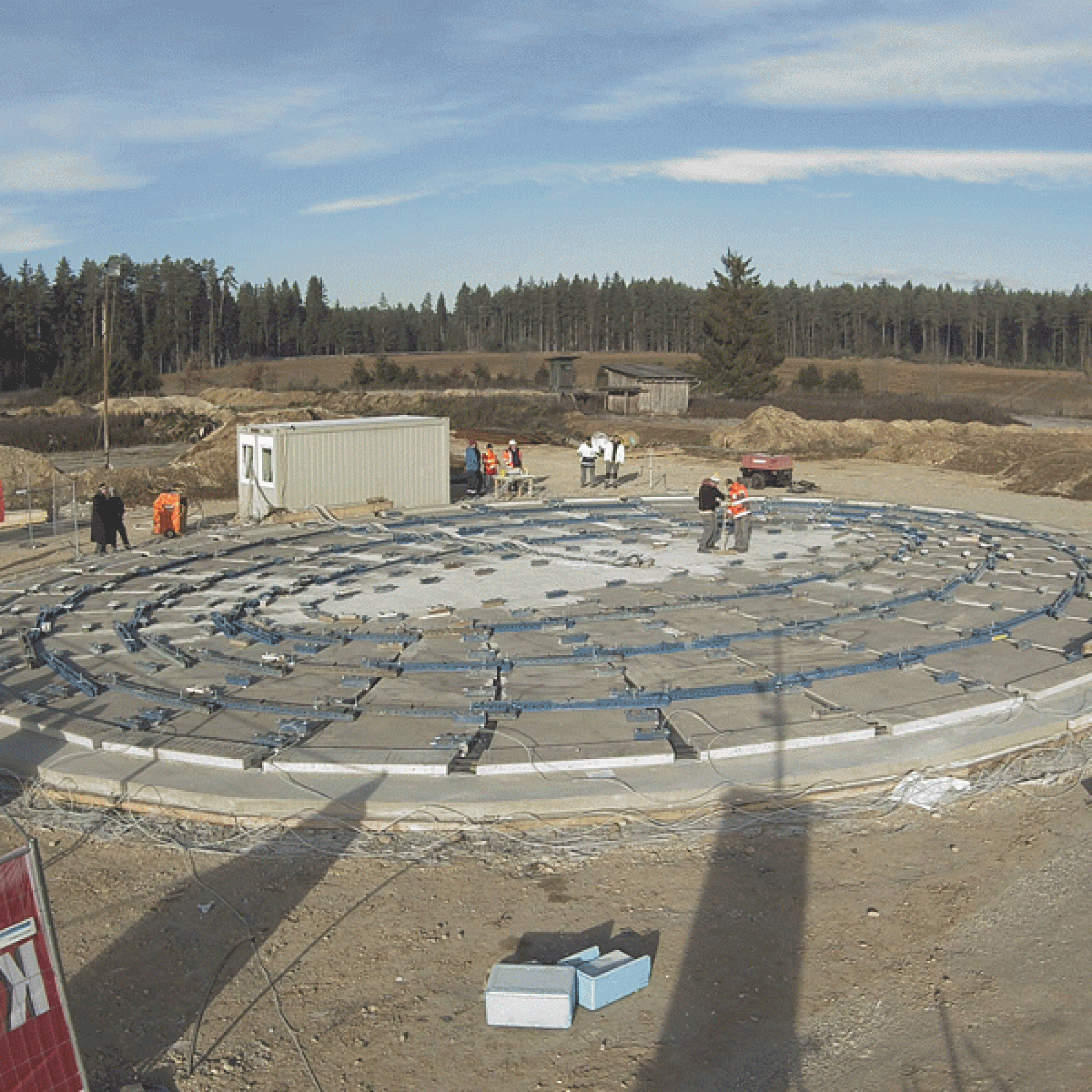 Die ebene Betonplatte vor dem Aufblasen… (Webcam von Dipl.-Ing. Wolfgang Reinisch – http://reinisch.at im Auftrag ÖBB Infrastruktur)