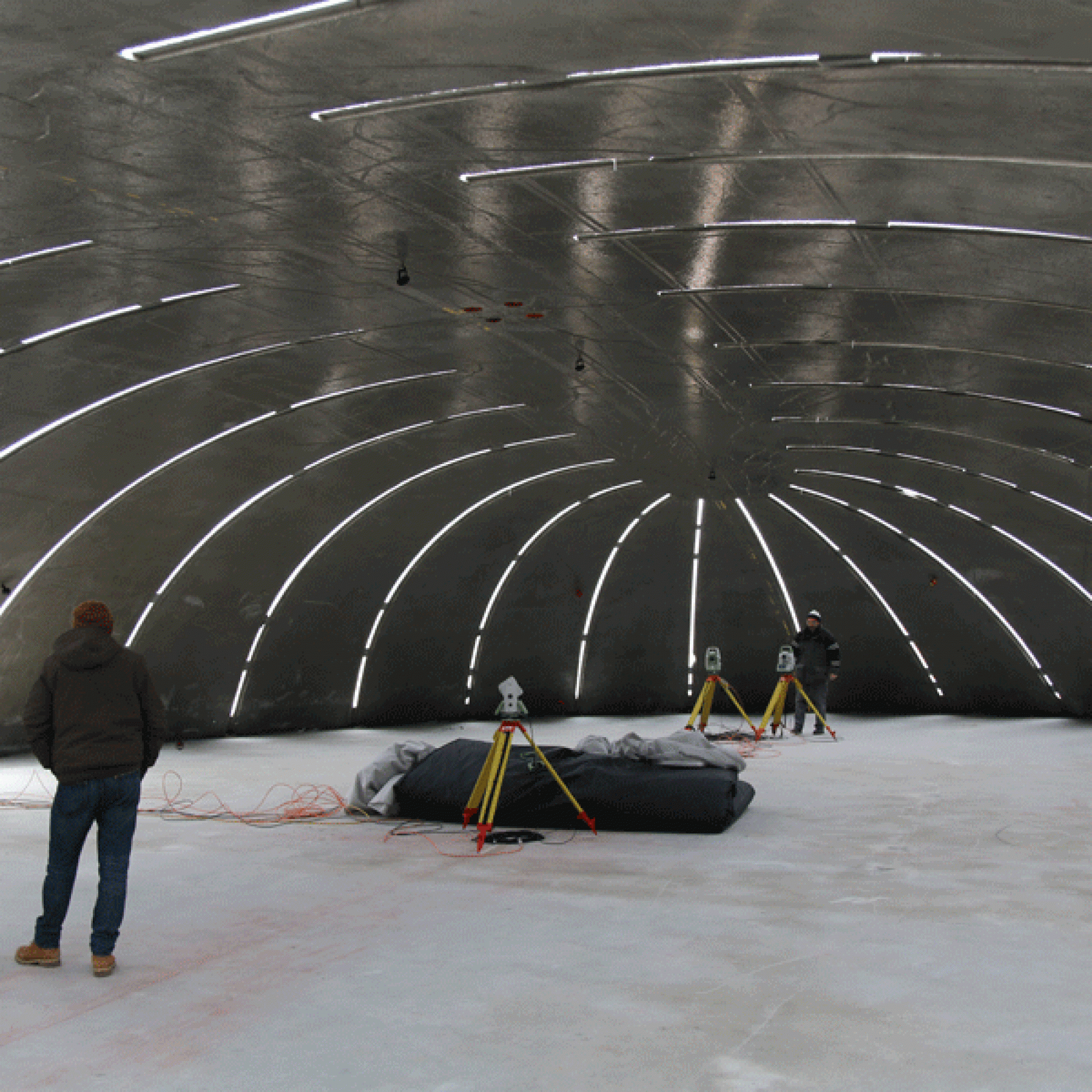 Vermessungsarbeiten im Innenraum der Betonkuppel (TU Wien)