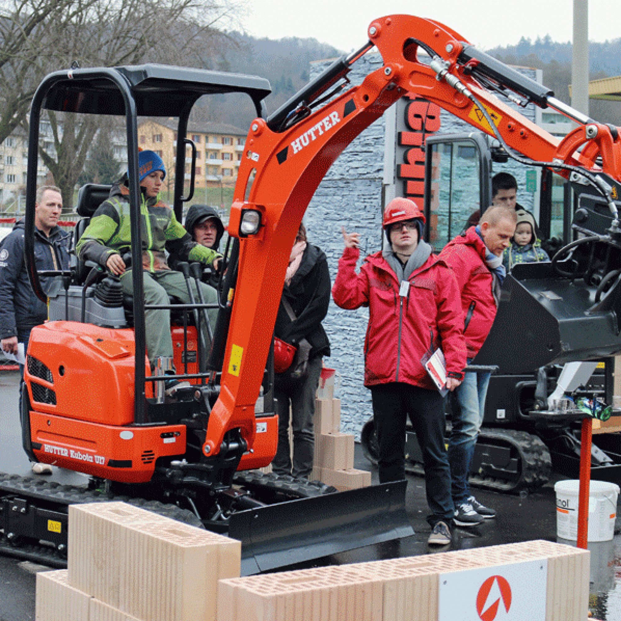 Einer der Minibagger am Wettbewerb. (Bild: Baublatt)