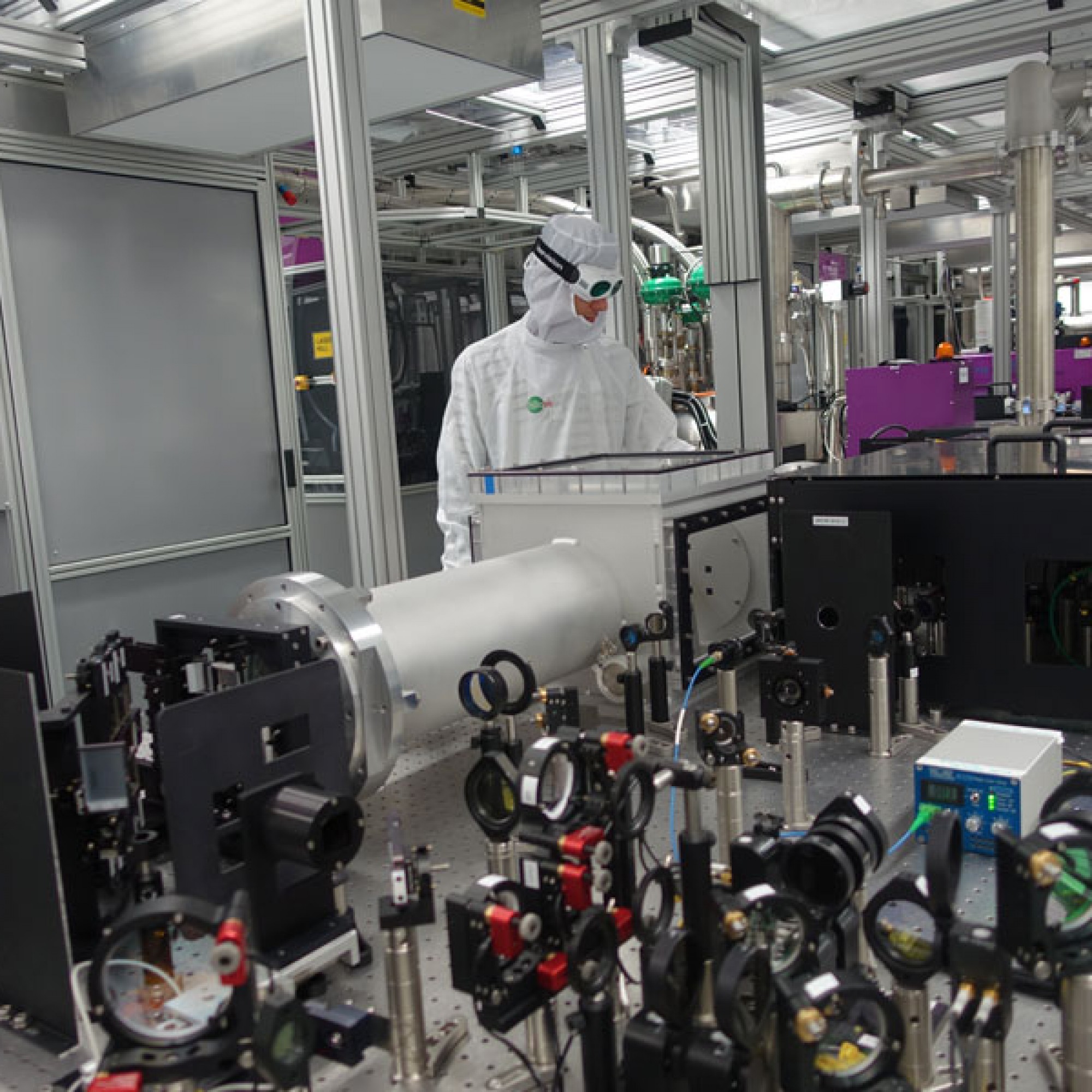 Ein Wissenschaftler bei der Arbeit am Laser. (Bild: www.hilase.cz)