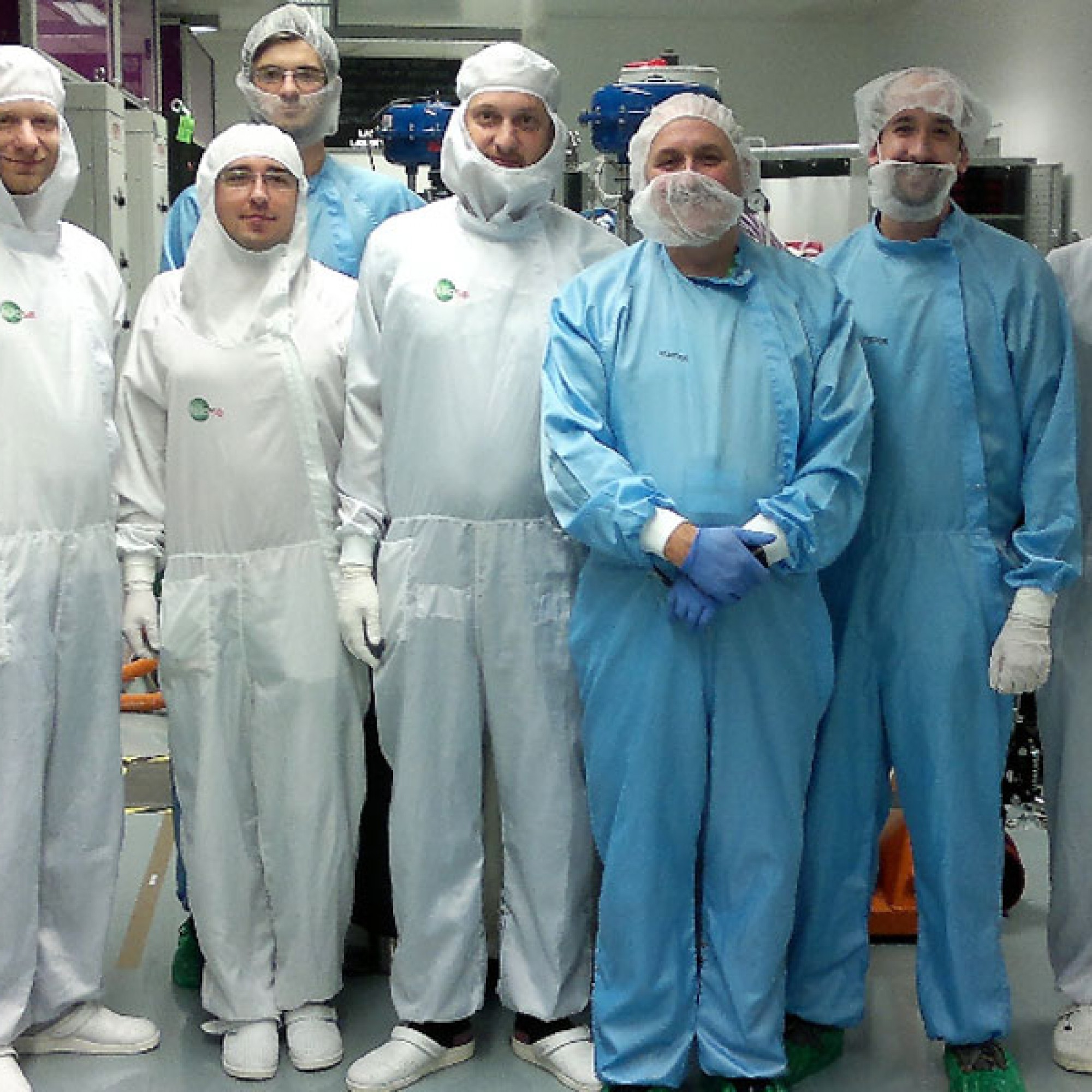 Ein Teil des Teams um den Puls-Laser. (Bild: www.hilase.cz)