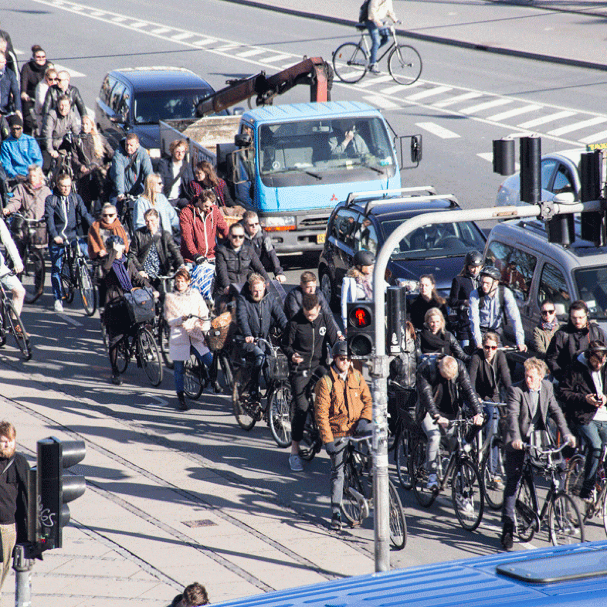 Situation in Kopenhagen. 600'000 Einwohner, 650'000 Velos, 125'000 Autos. 2016 pendeln 50% mit dem Velo zur Arbeit/in die Schule, 27% per ÖV, 23% mit dem Auto.