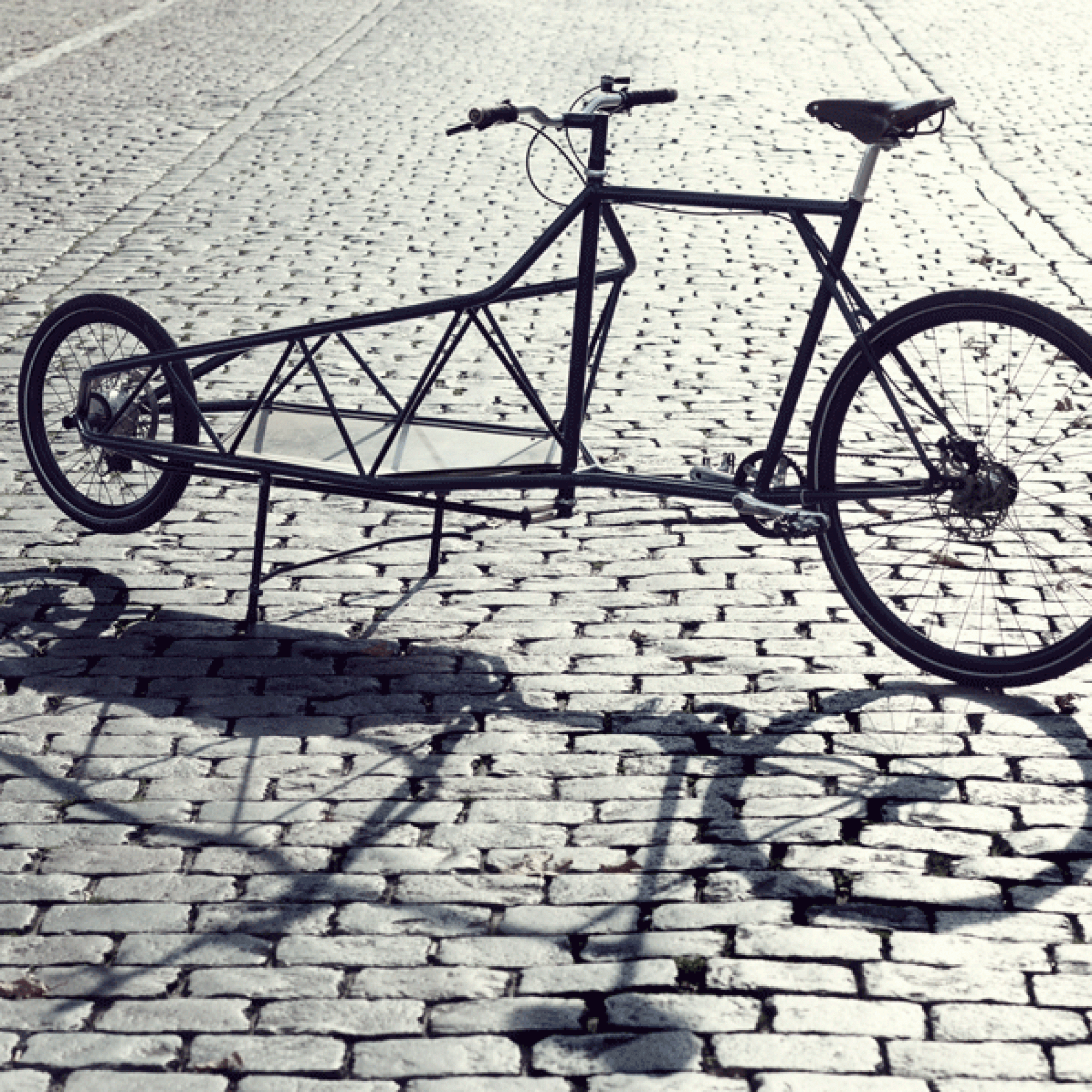 Jedes Fahrrad wird auf Bestellung von Hand gefertigt und ist ein Einzelstück. Die Lenkung wird nicht wie üblich über eine Gabel realisiert, sondern mit einer Radnabenlenkung, wie sie auch bei Motorrädern zum Einsatz kommen.