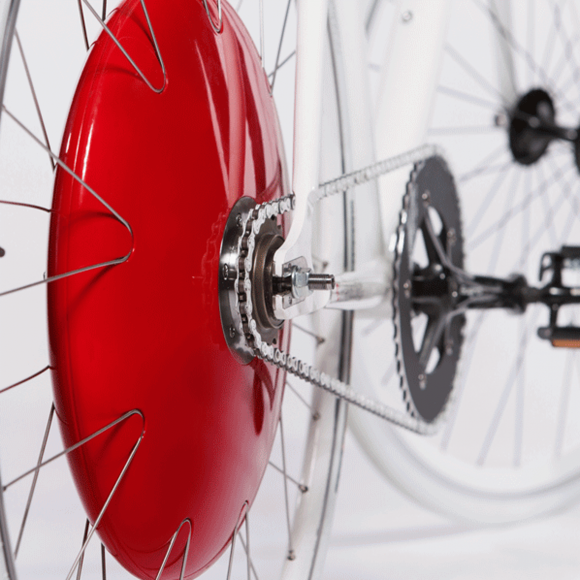 Weder E-Bike noch Citybike, sondern Smart Wheel. Will man sein konventionelles Rad zu einem E-Bike umrüsten, ersetzt man das Hinterrad durch das rote Copenhagen Wheel und die eigene Tretleistung wird erhöht.