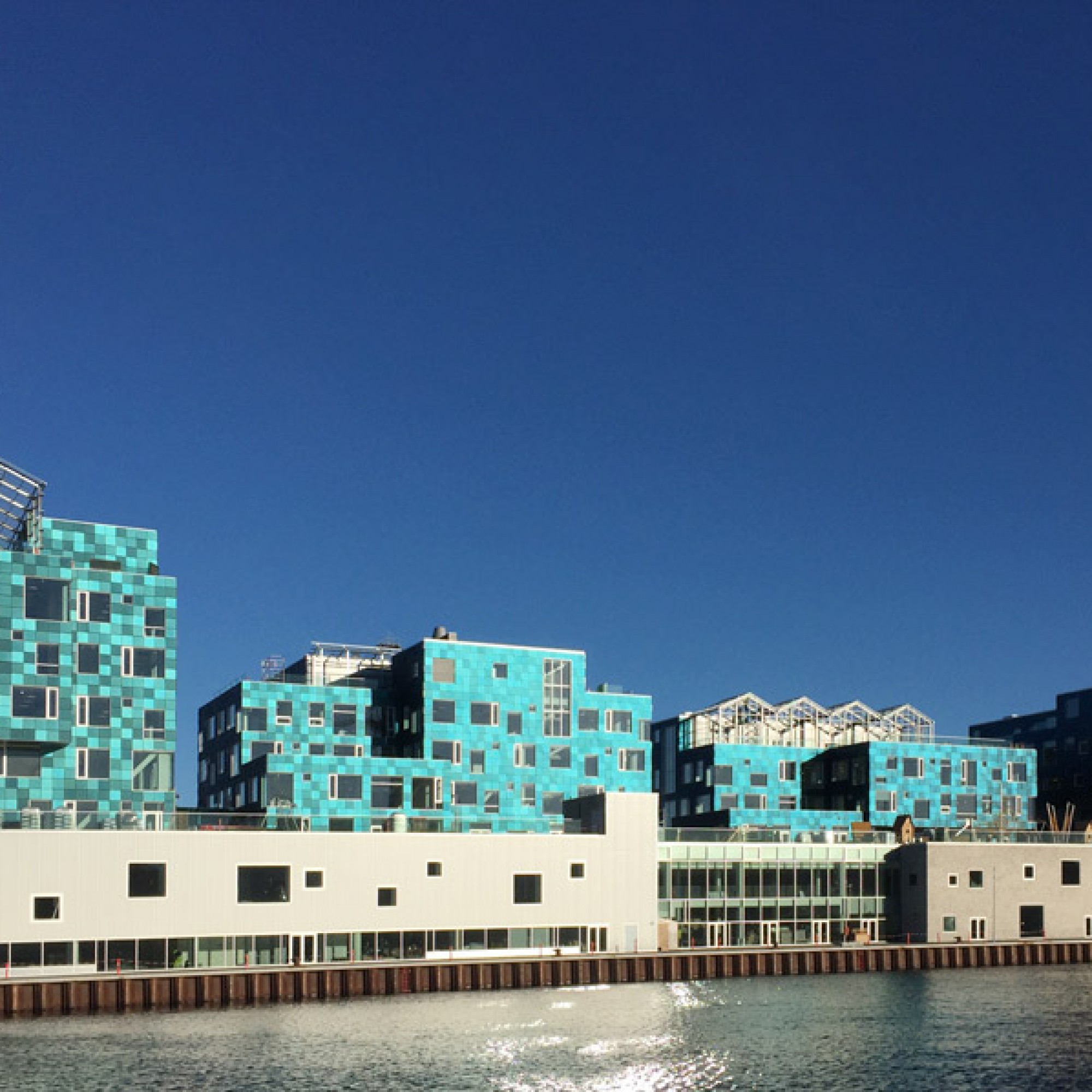 Seegrüne statt blaue Solarzellenfassade: die Internationale Schule in Kopenhagen. (EPFL)