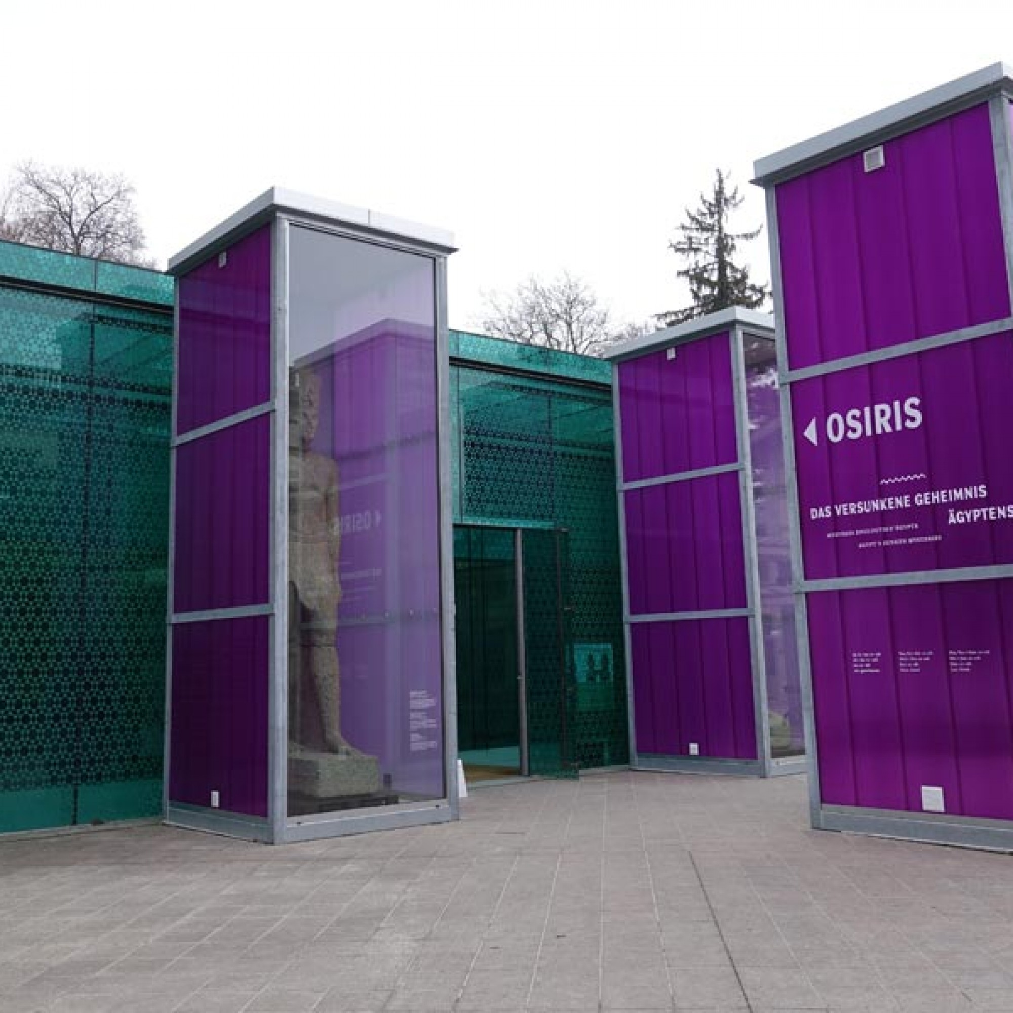 Drei Pavillons wurden extra für die Kolossalstatuen vor dem Museumseingang errichtet.(Foto: Claudia Bertoldi)