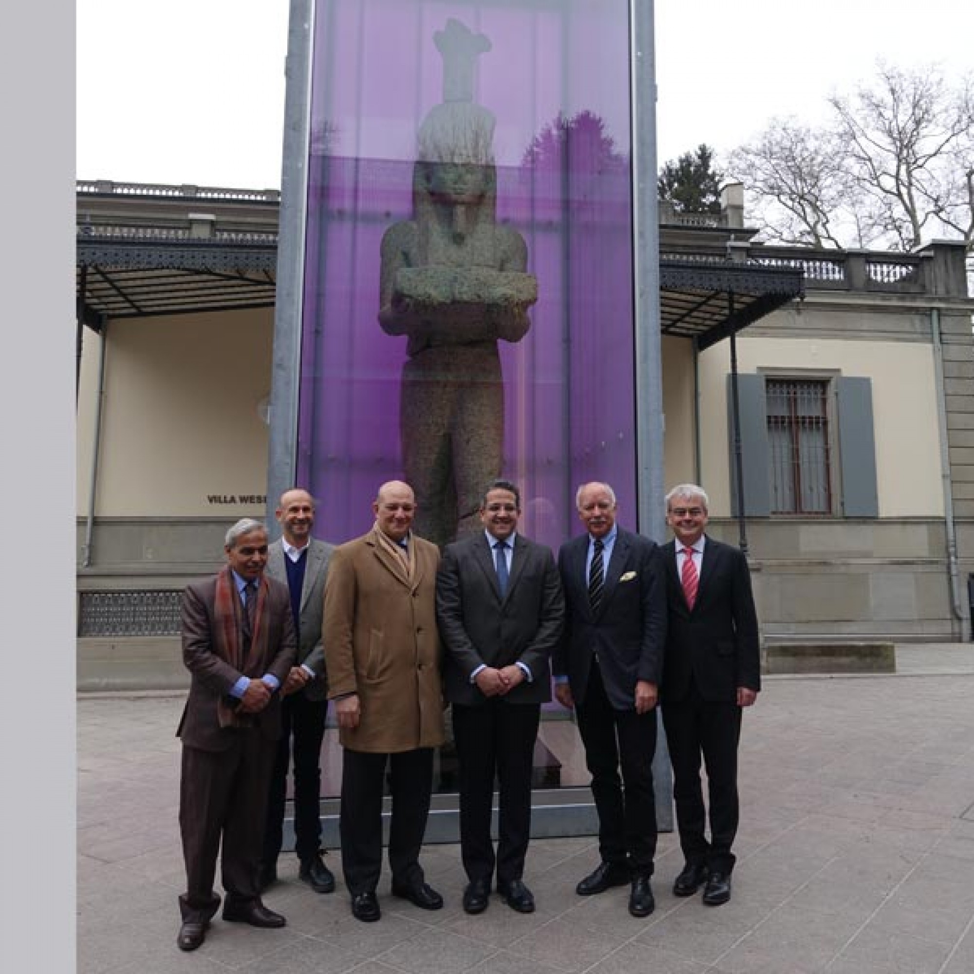 Prominenz zur Ausstellungseröffnung: (von links) ein Botschaftsmitarbeiter, Albert Lutz, Direktor Museum Rietberg, Michael Hilti,  Khaled El-Enani, Minister of Antiquities of the Arab Republic of Egypt und der ägyptische Botschafter in der Schweiz, Hisham