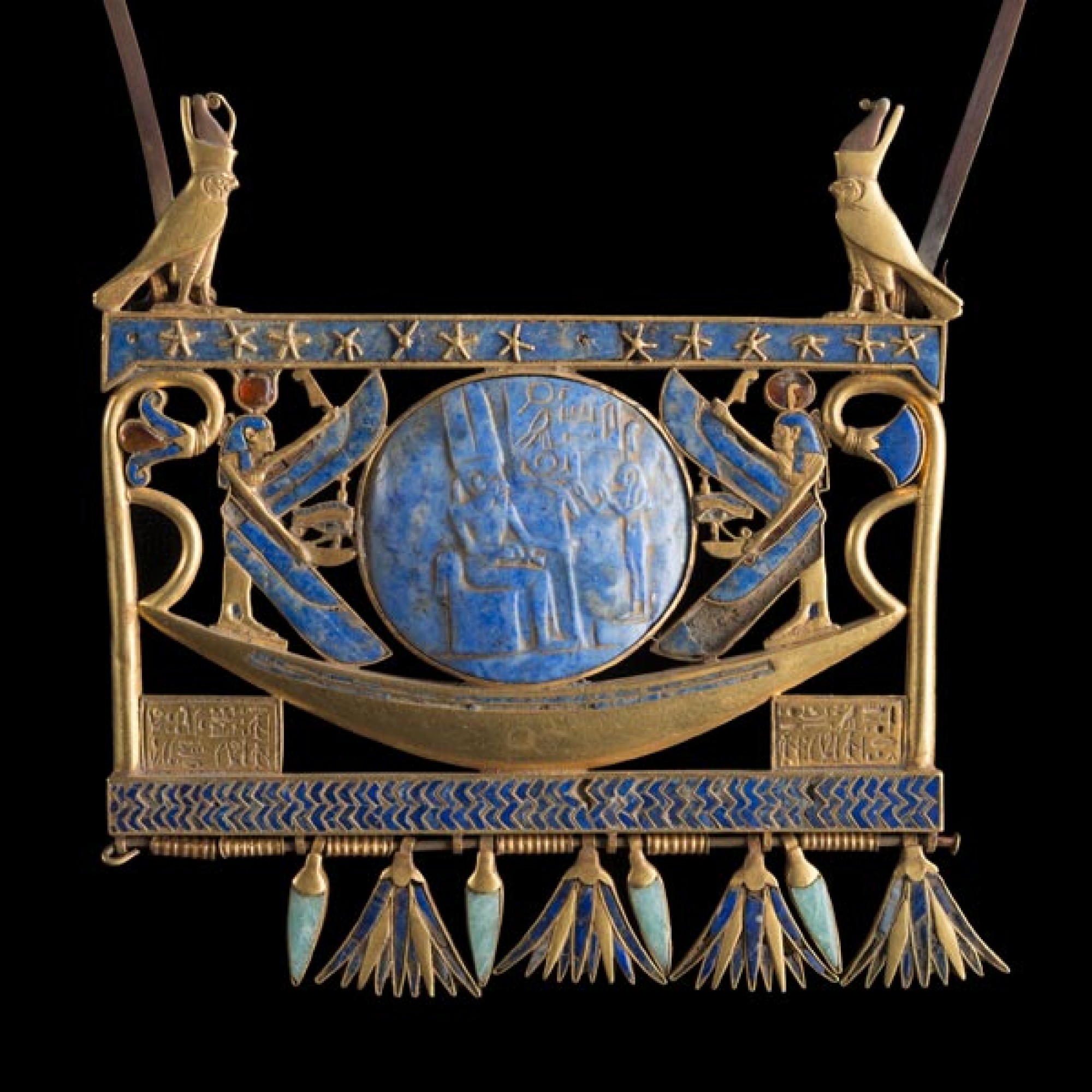 Brusttafel aus Gold, Lapislazuli und Glaspaste, gefunden in Tanis im königlichen Grab von Pharao Scheschonq I..Ägyptisches Museum, Kairo.  (Foto: Christoph Gerigk/Copyright: Franck Goddio/Hilti Foundation )