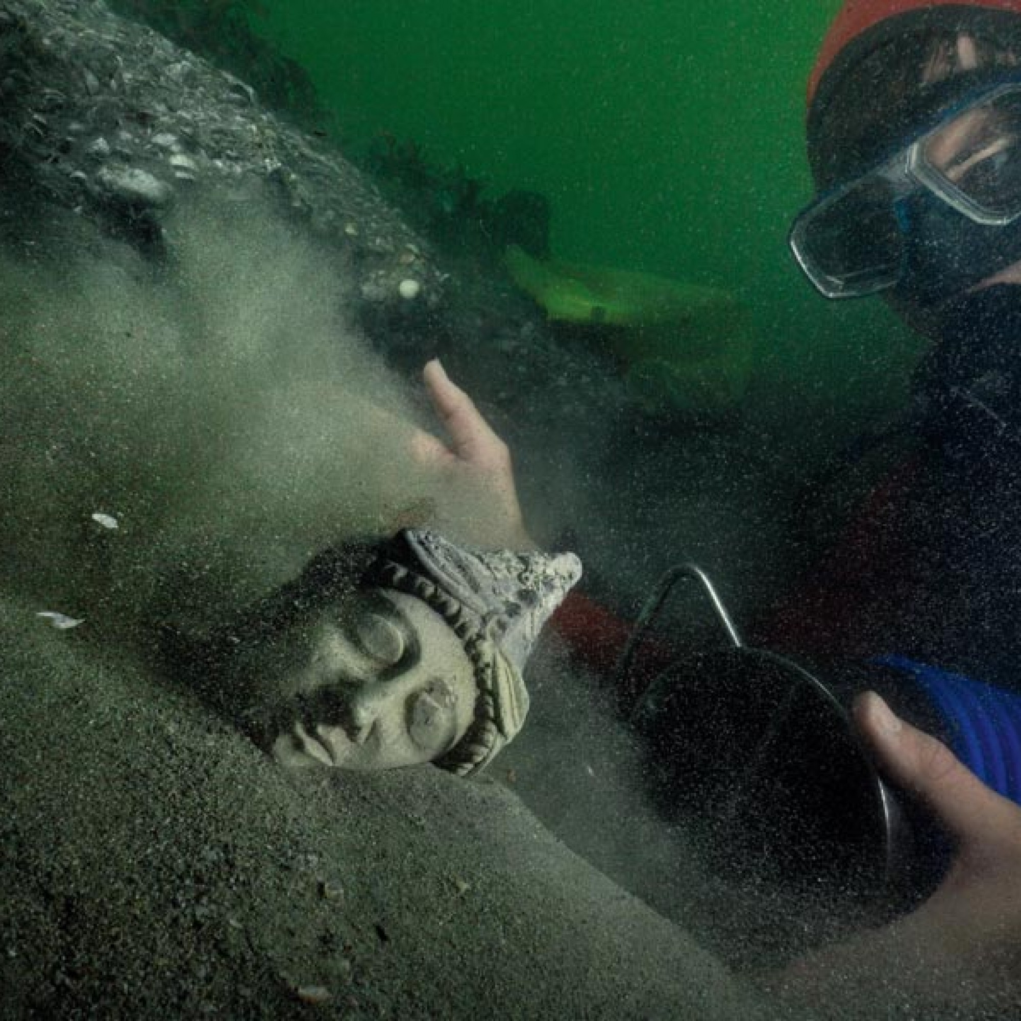 Ein zypriotischer Statuettenkopf aus Kalkstein wird in Thonis-Herakleion in der Bucht von Abukir geborgen. (Foto: Christoph Gerigk/Copyright: Franck Goddio/Hilti Foundation)