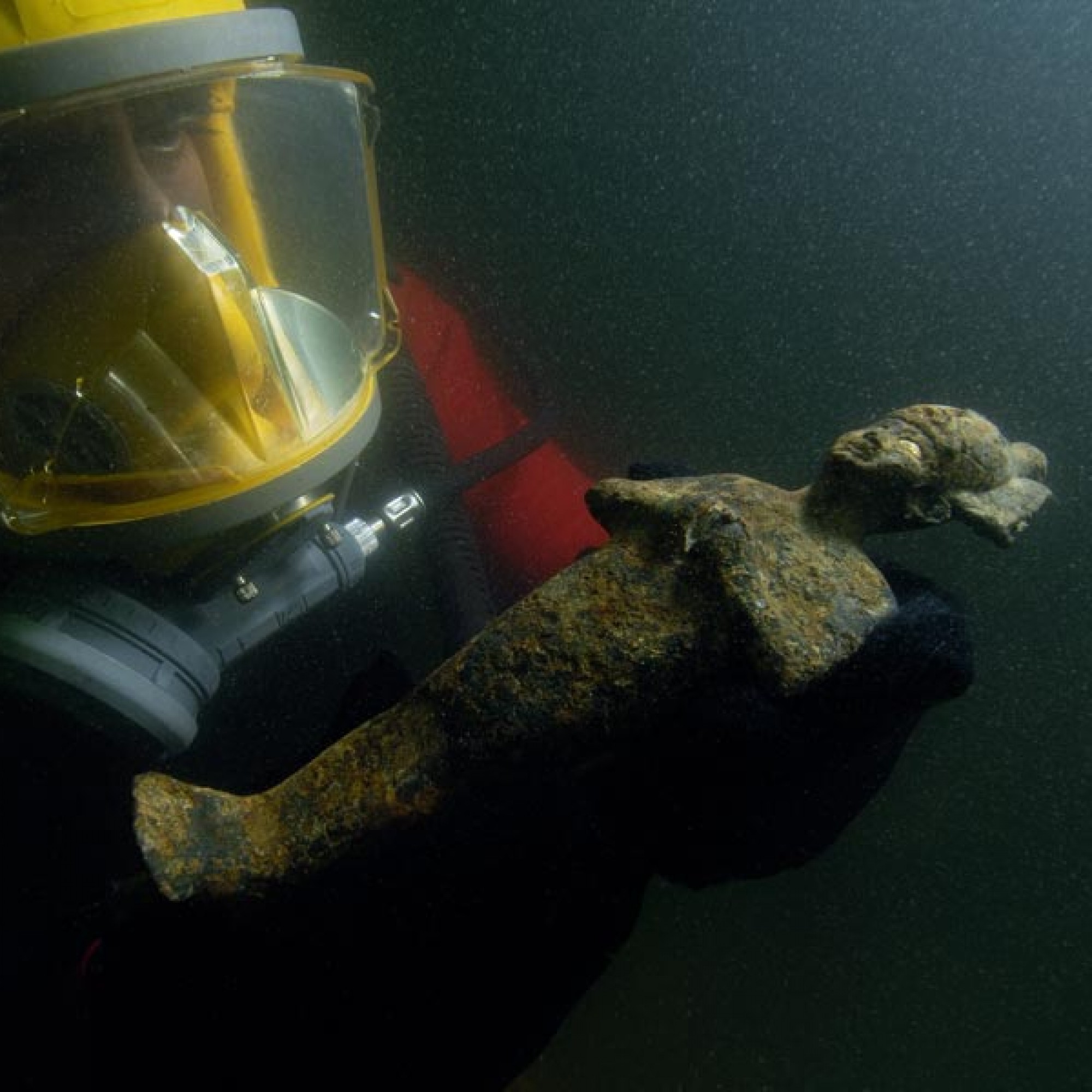 Osiris-Statuette aus Bronze mit goldenen Augen aus der Bucht von Abukir. In Form einer Mumie mit Atef-Krone wird Osiris als “Herrscher des Abendlandes“ präsentiert. (Foto: Christoph Gerigk/Copyright: Franck Goddio/Hilti Foundation)