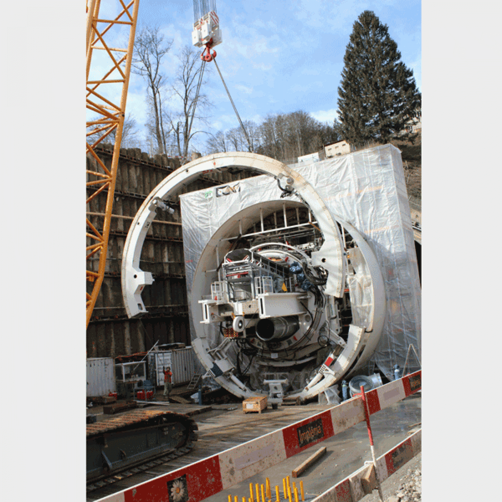 Momentan werden weitere Teile der Tunnelbohrmaschine hinter dem Kopf montiert. (Bild: Pascale Boschung)
