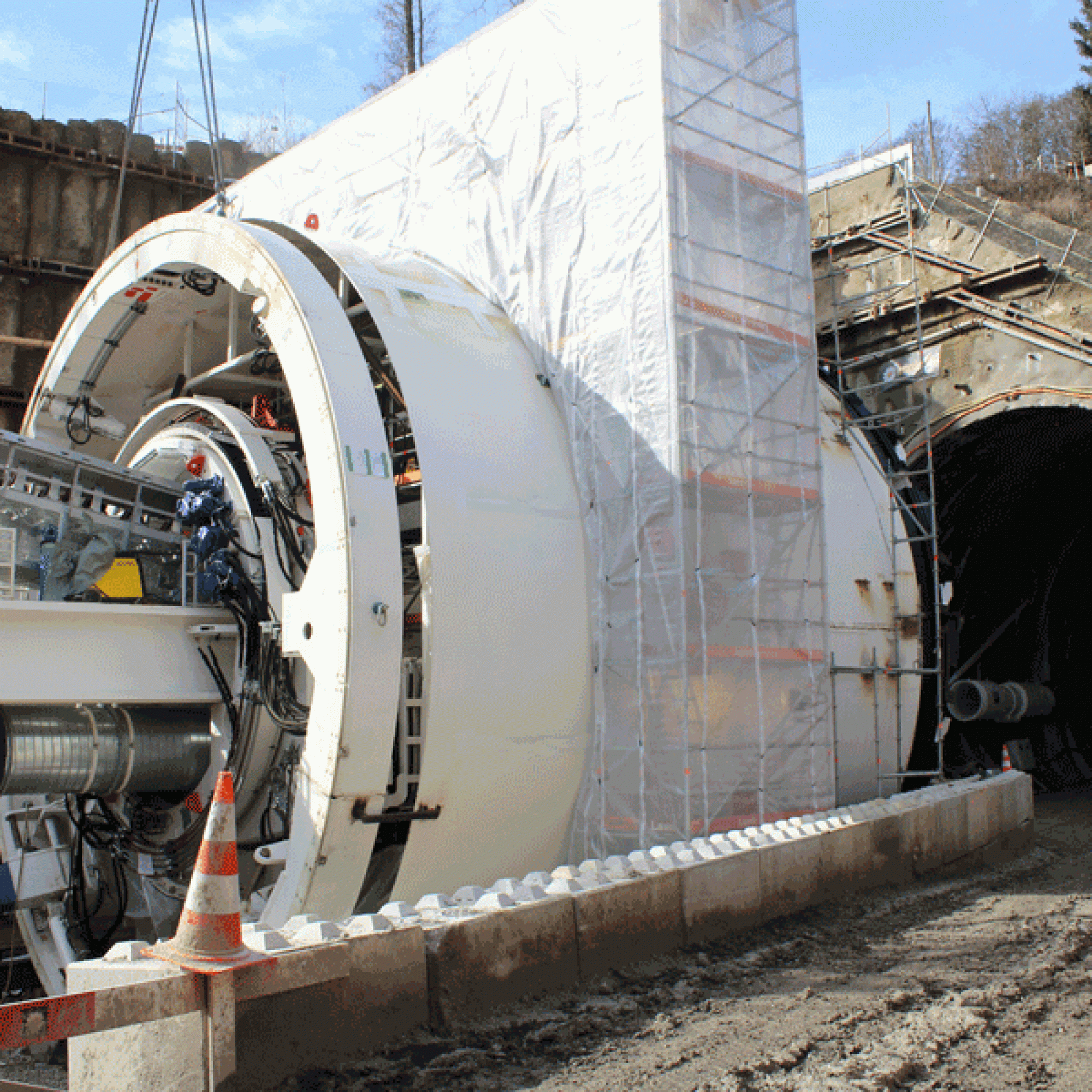 Das Tunnelportal und der Bohrer. (Bild: Pascale Boschung)