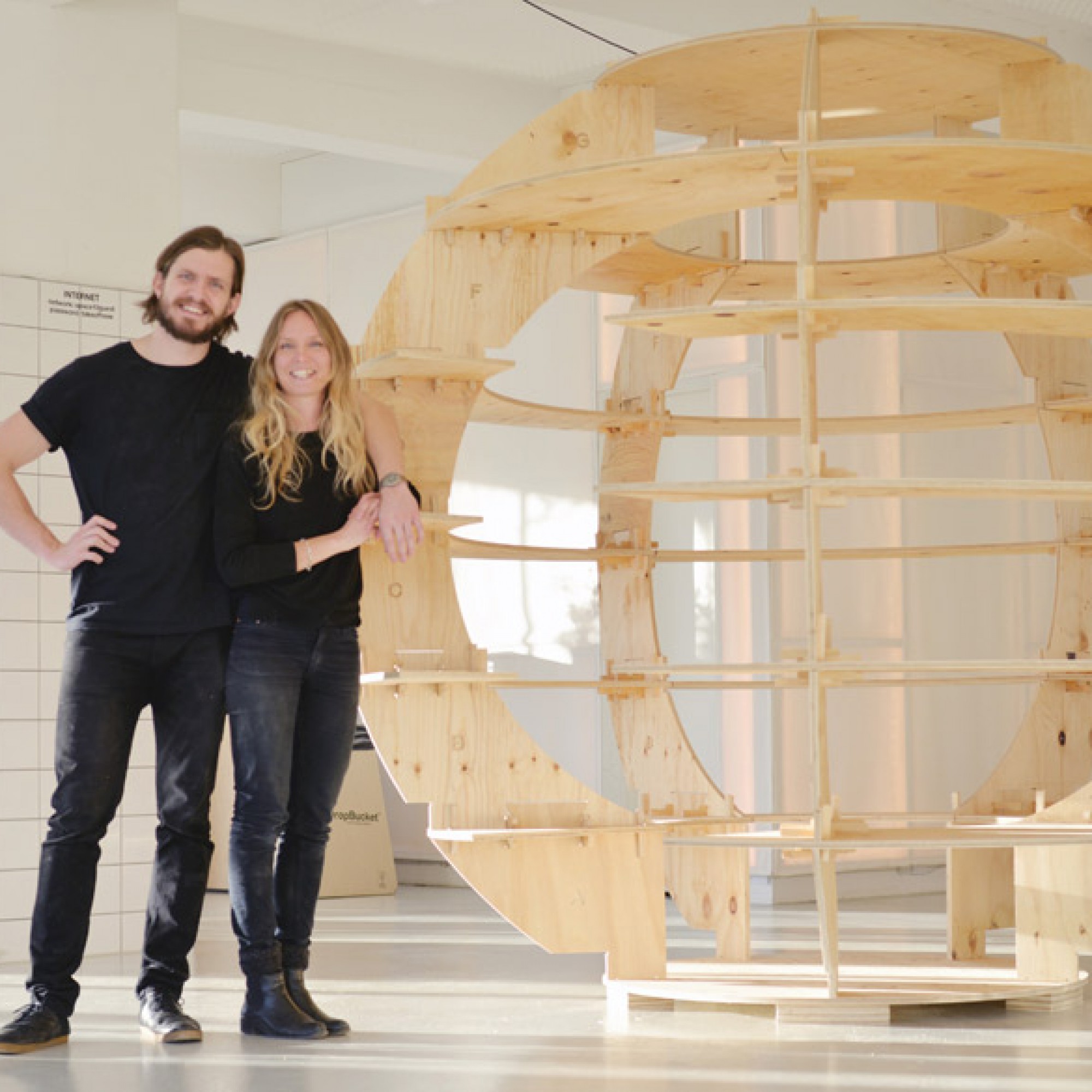 Die Schöpfer der Kugel: Mads-Ulrik Husum und Sine Lindholm. (Niklas Adrian Vind)