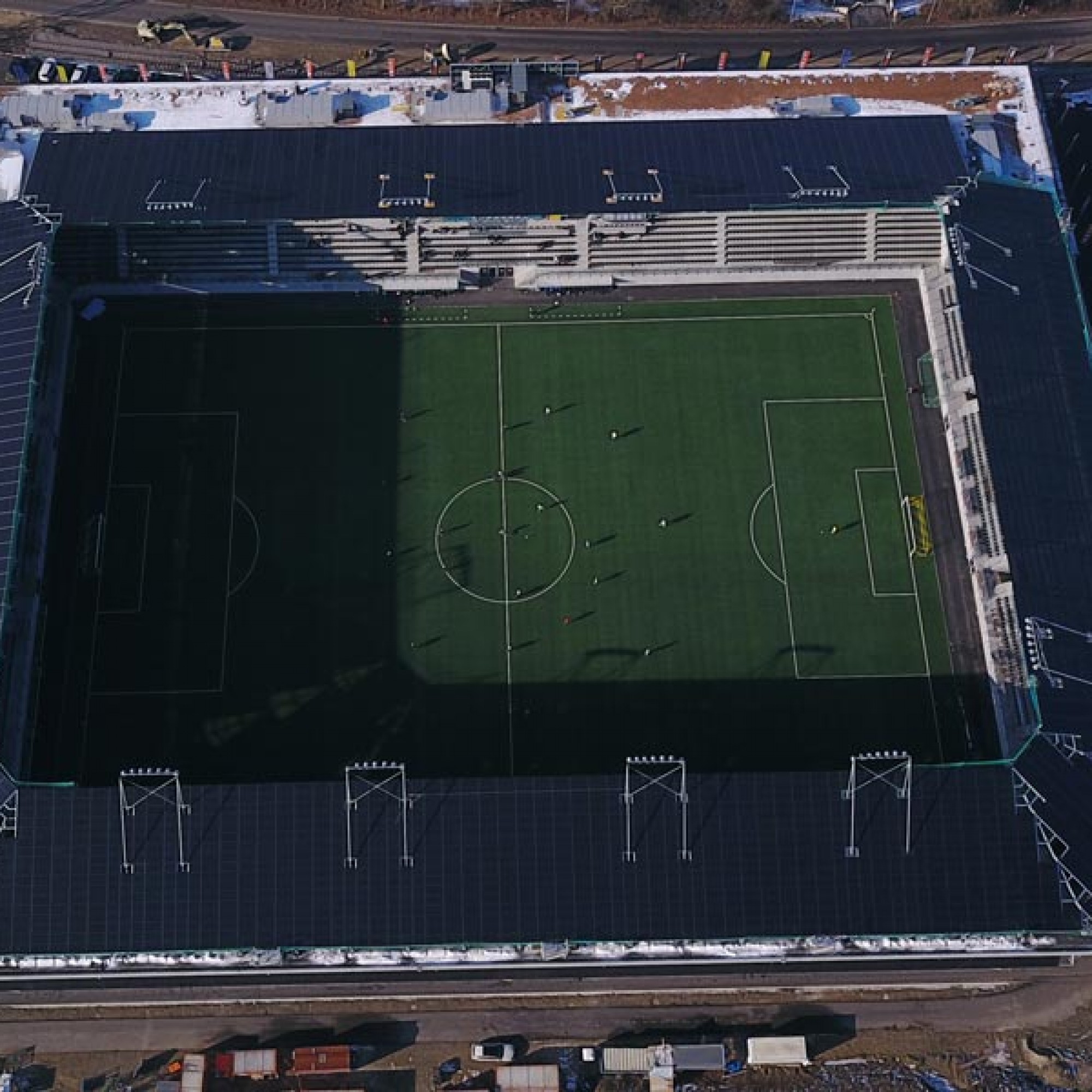 Besonders imposant sind die enormen Photovoltaikflächen auf dem Dach und der Fassade des Stadions.