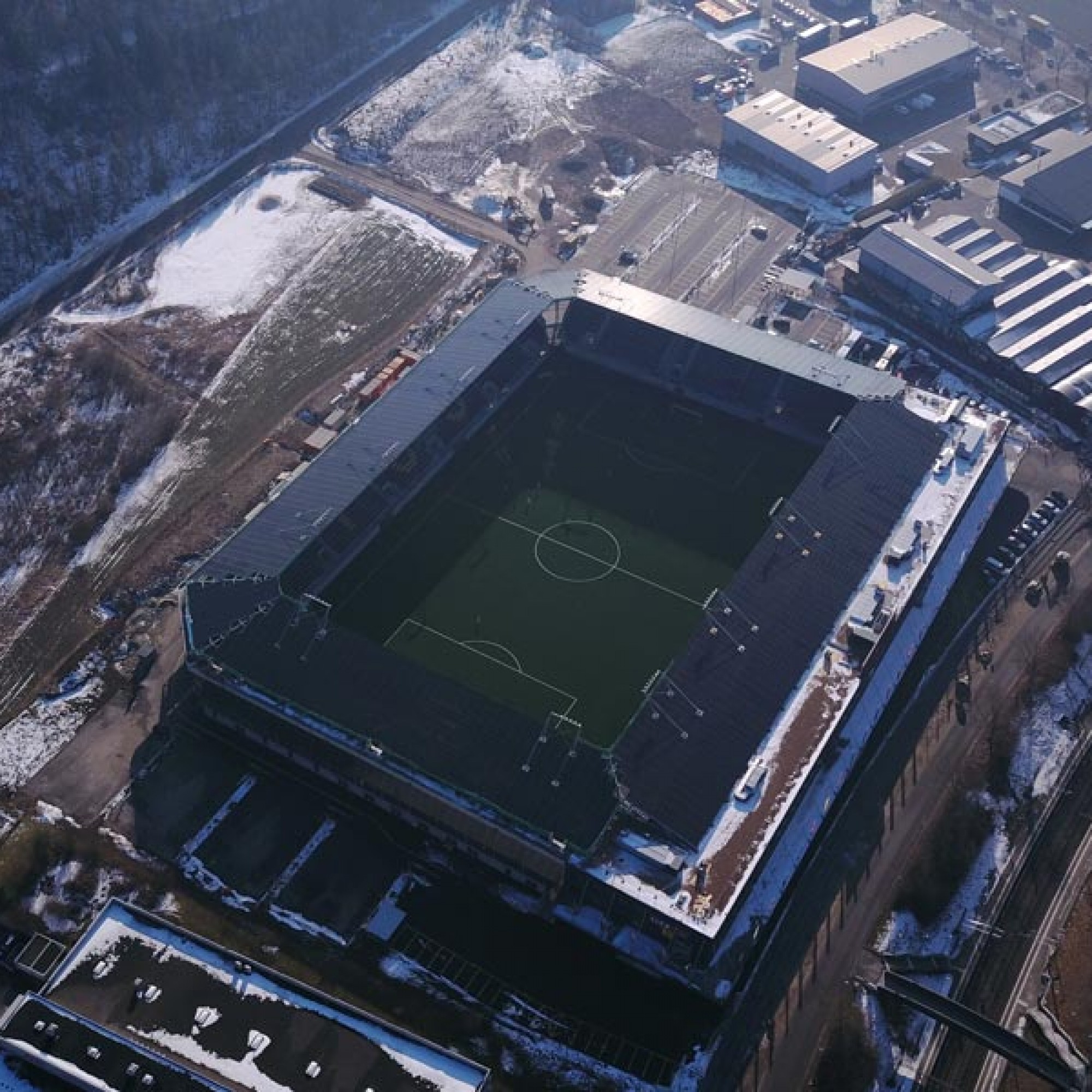 Das Stadion befindet sich im Gewerbegebiet im Herblingertal.