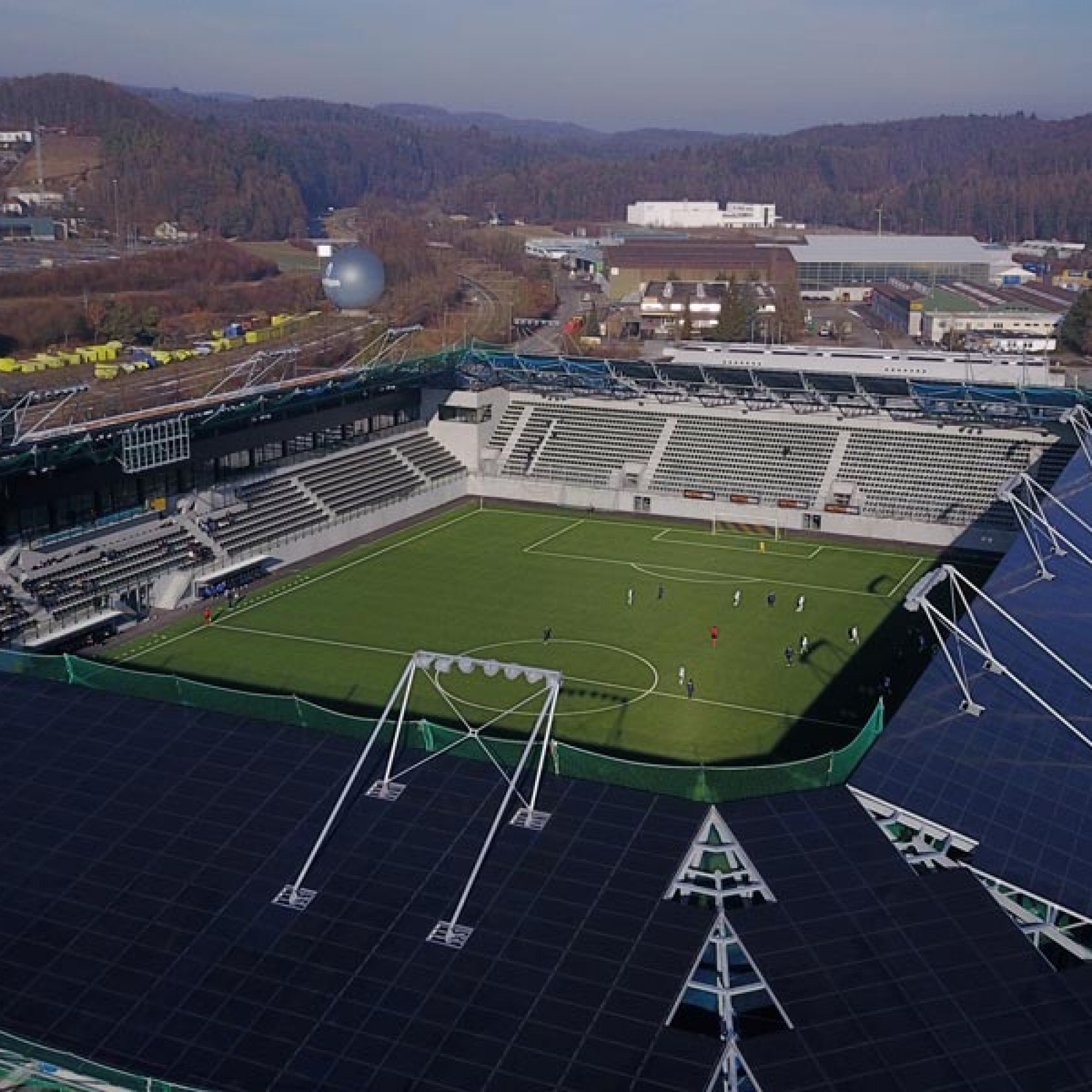 Die 5000 Photovoltaikmodule erzeugen bis zu dreimal mehr Energie, als der Lipo-Park selbst verbraucht. 