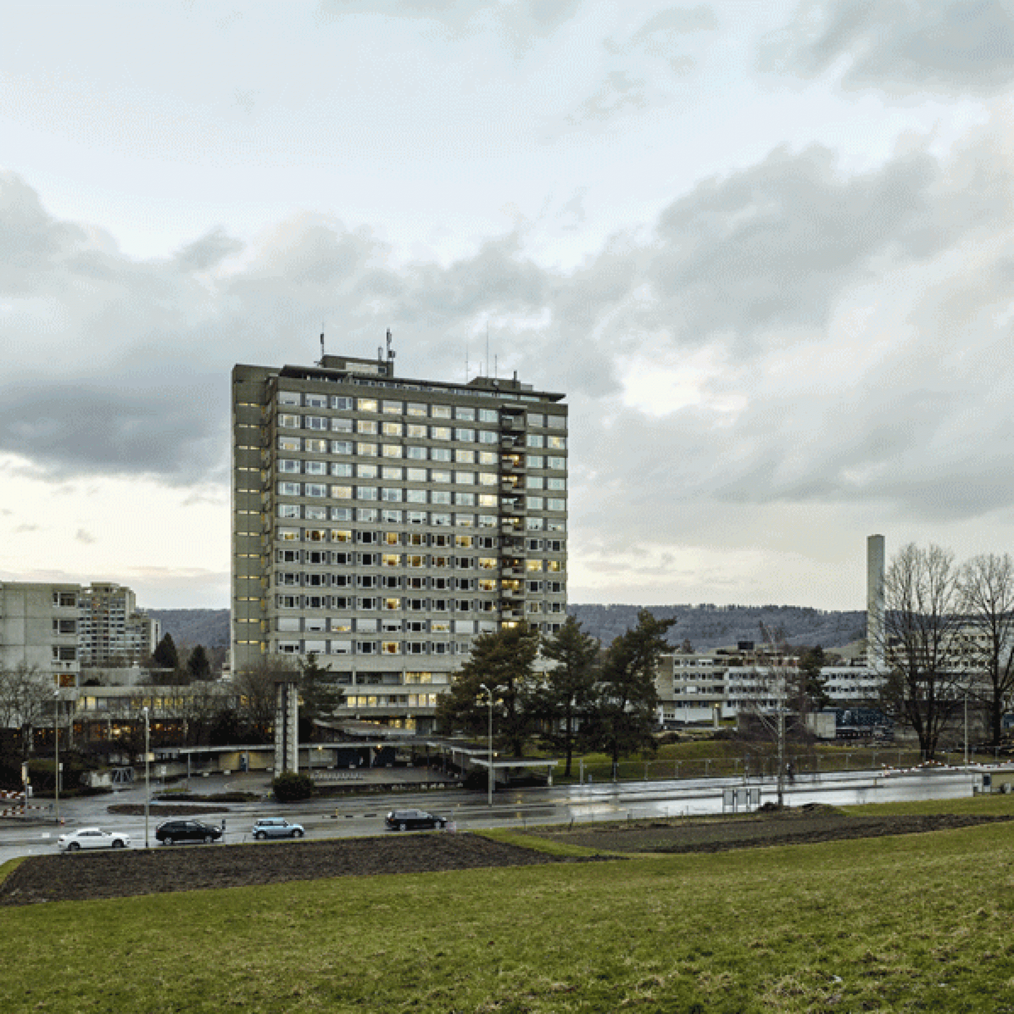 Die Situation vor Baubeginn: Das Spitalhochhaus von 1970 genügt heutigen betrieblichen Anforderungen nicht mehr. (Alle Bilder: Goran Potkonjak)