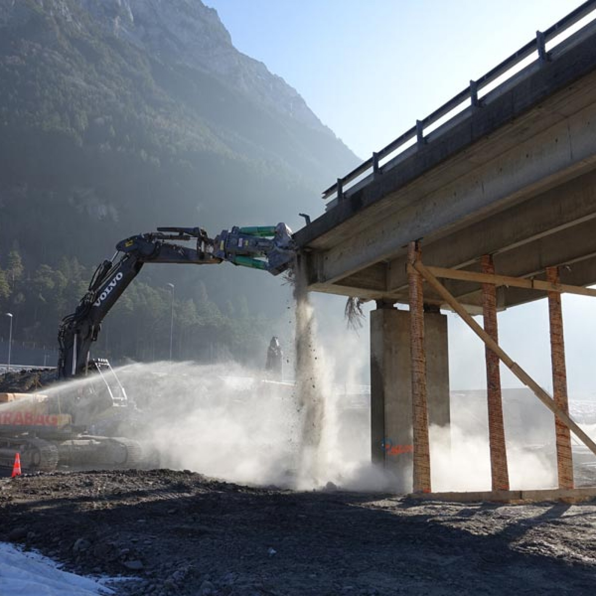 Wie ein Raubtiermaul gräbt sich die Betonabbruchzange in den Stahlbeton. (Alle Bilder: Claudia Bertoldi)