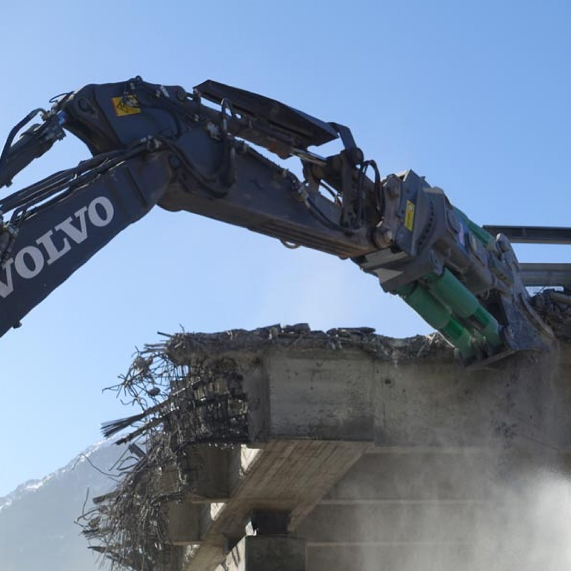 Zuerst wird der Beton locker genagt.