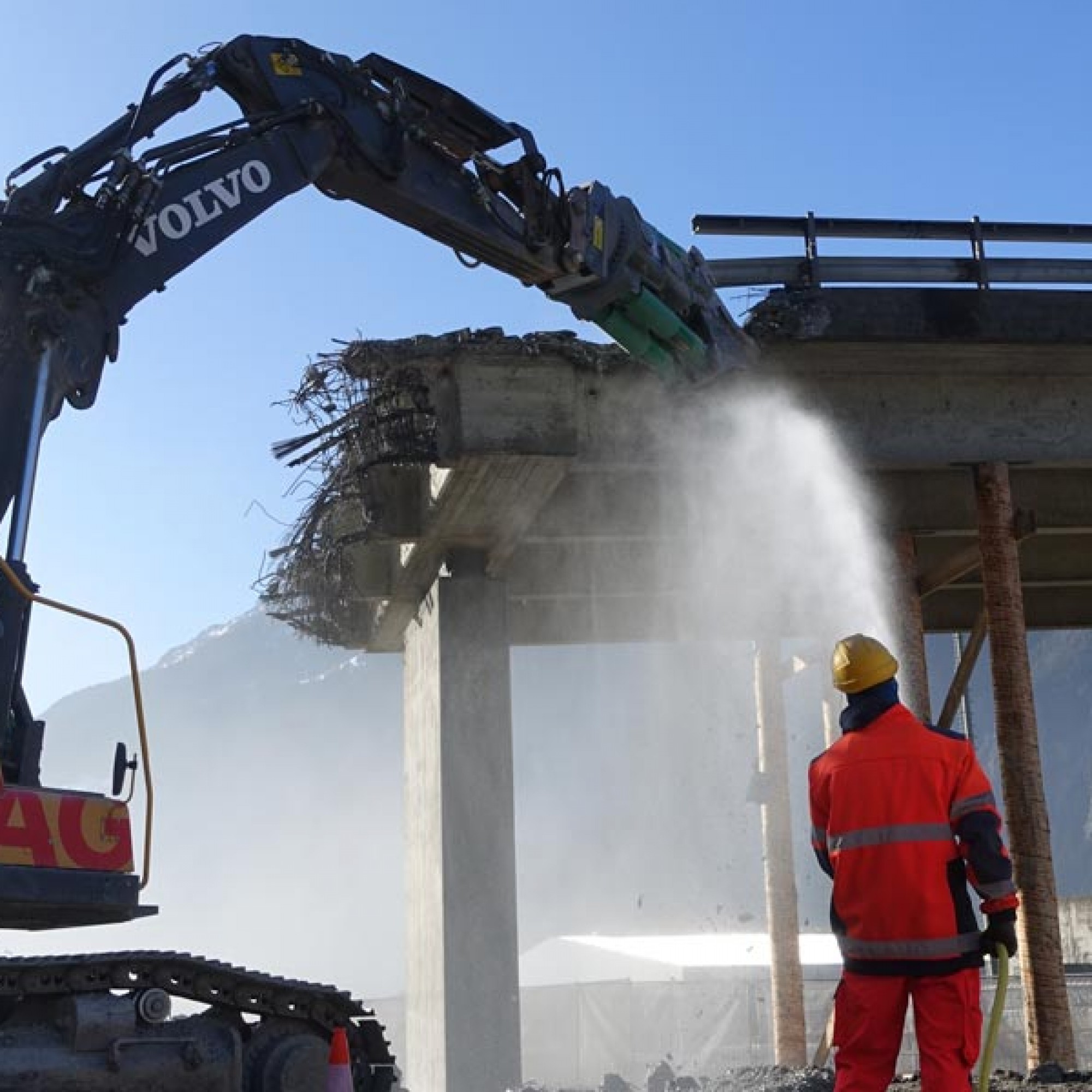 Die Staubwolke wird mit Wasser bekämpft. 