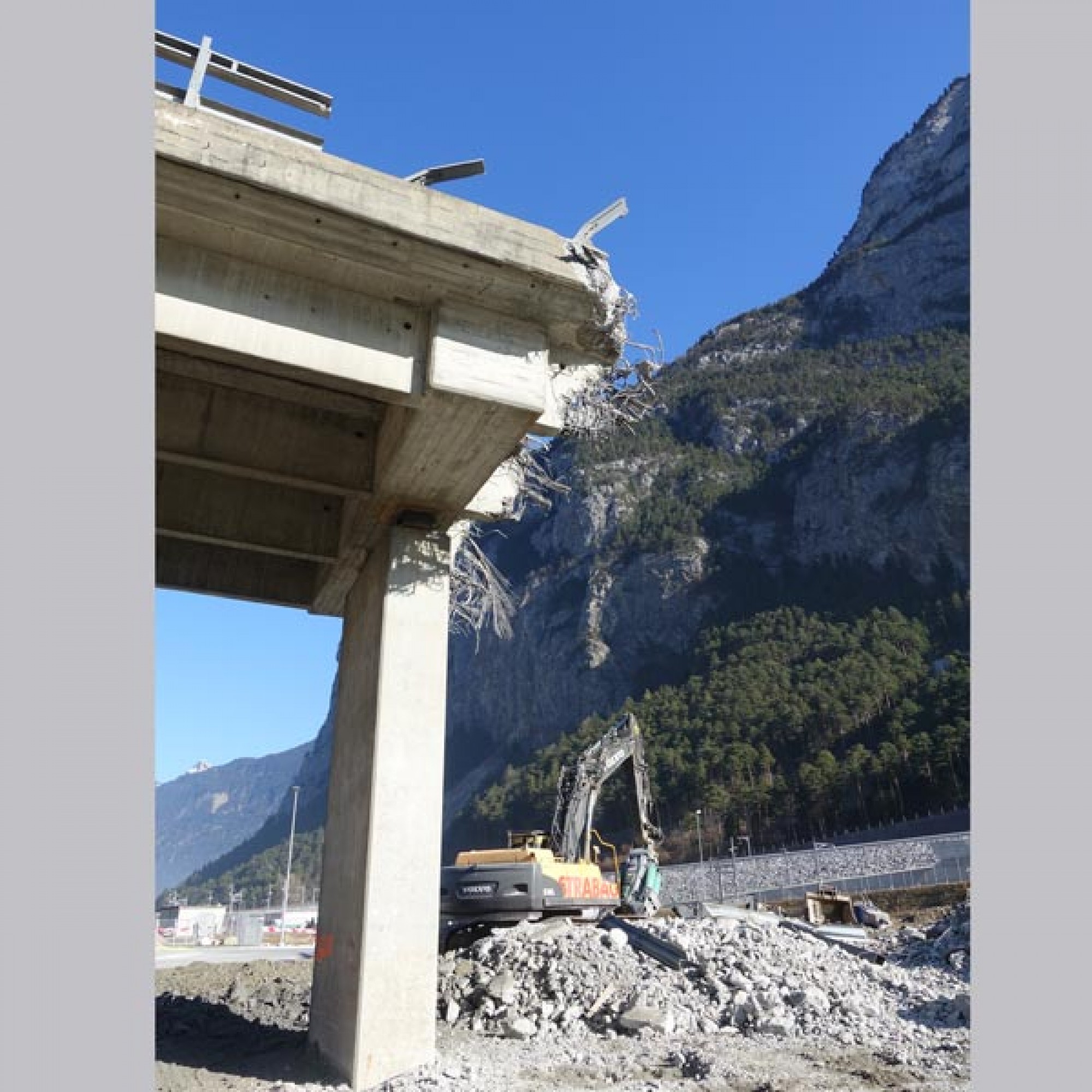 Deutlich ist die dichte Stahlarmierung der Brücke zu erkennen.