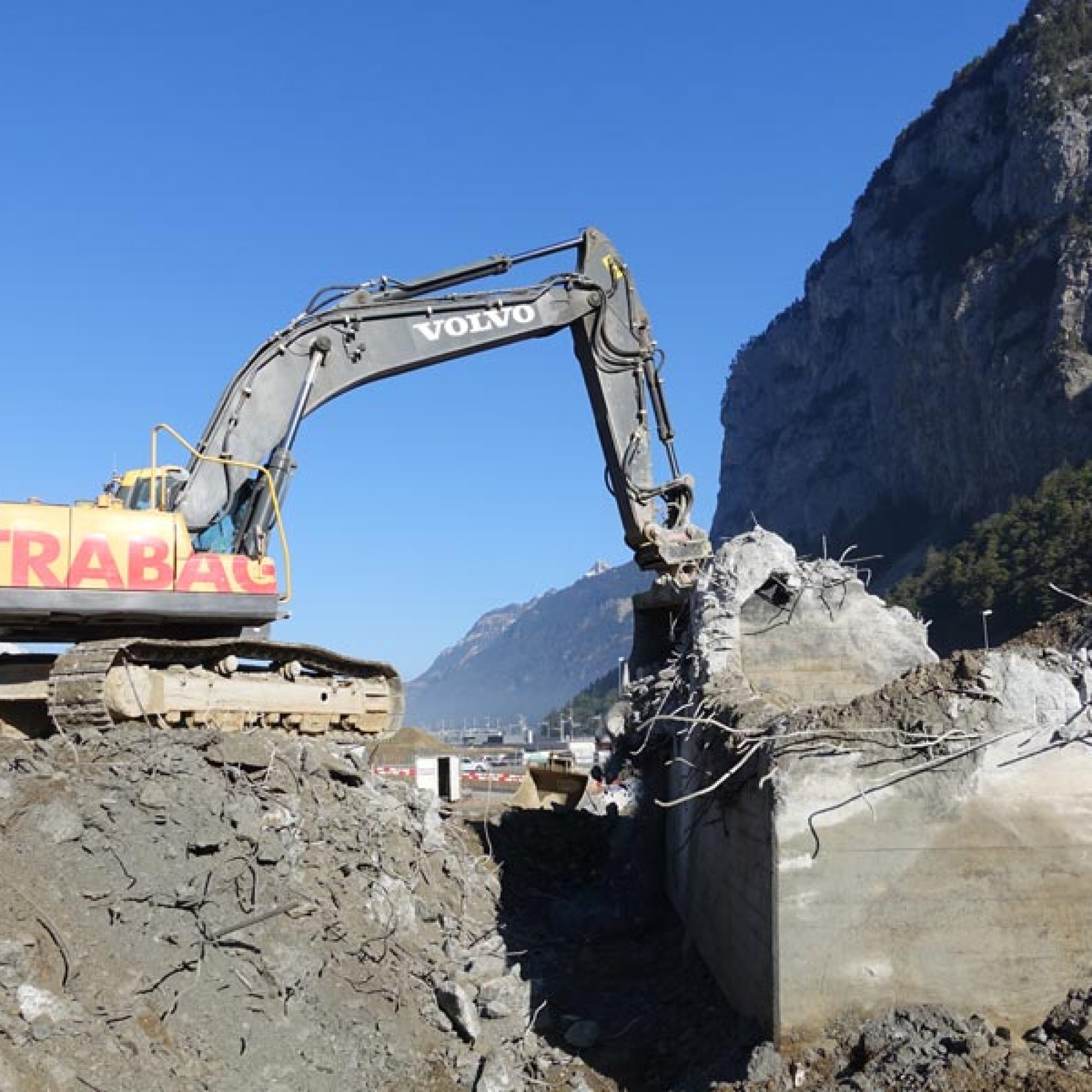 Das Widerlager der Brücke wird abgebrochen. 