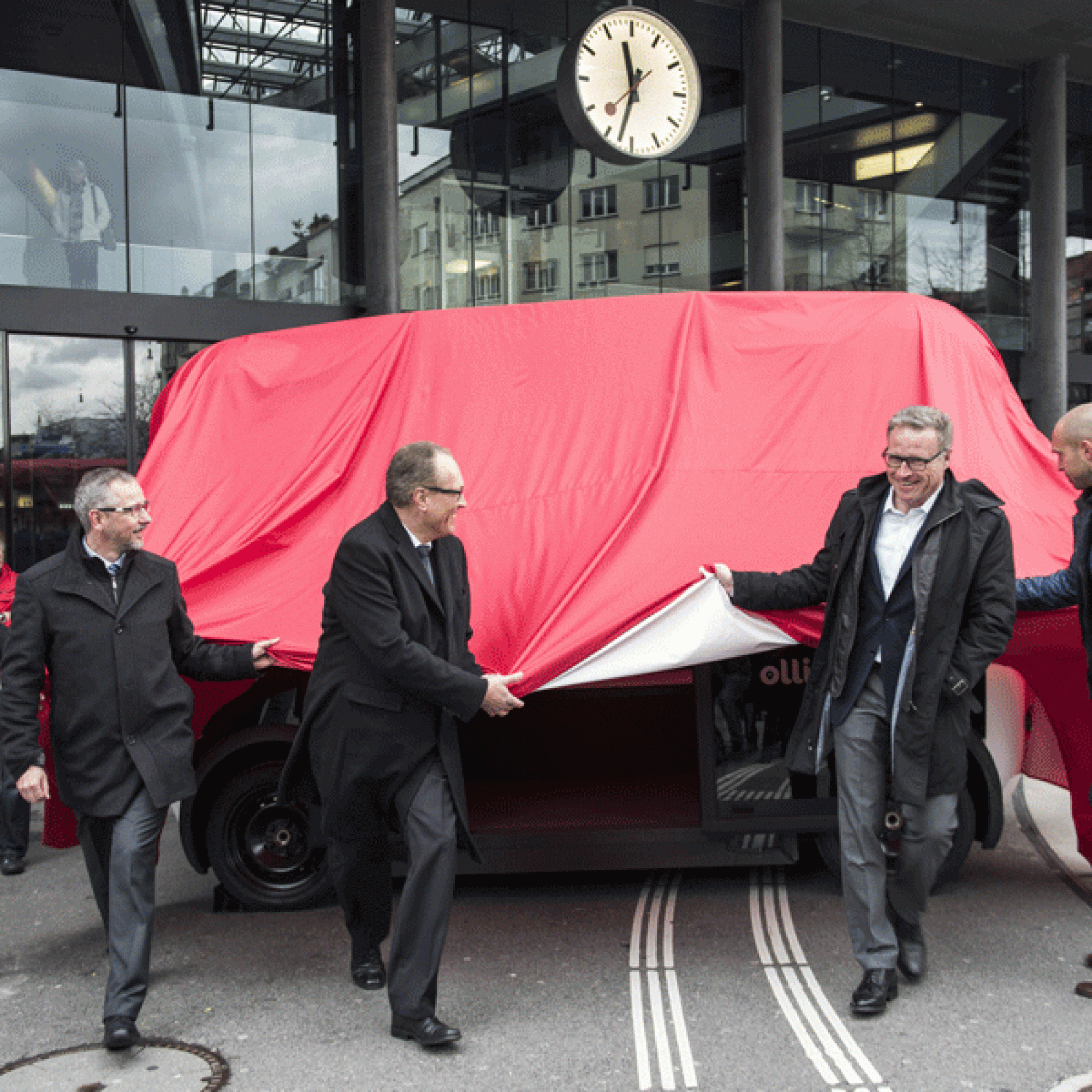 Die Projektbeteiligten enthüllen den selbstfahrenden Shuttle, der ab Sommer ins Zuger Verkehrssystem integriert wird. (Bilder: © SBB CFF FFS)