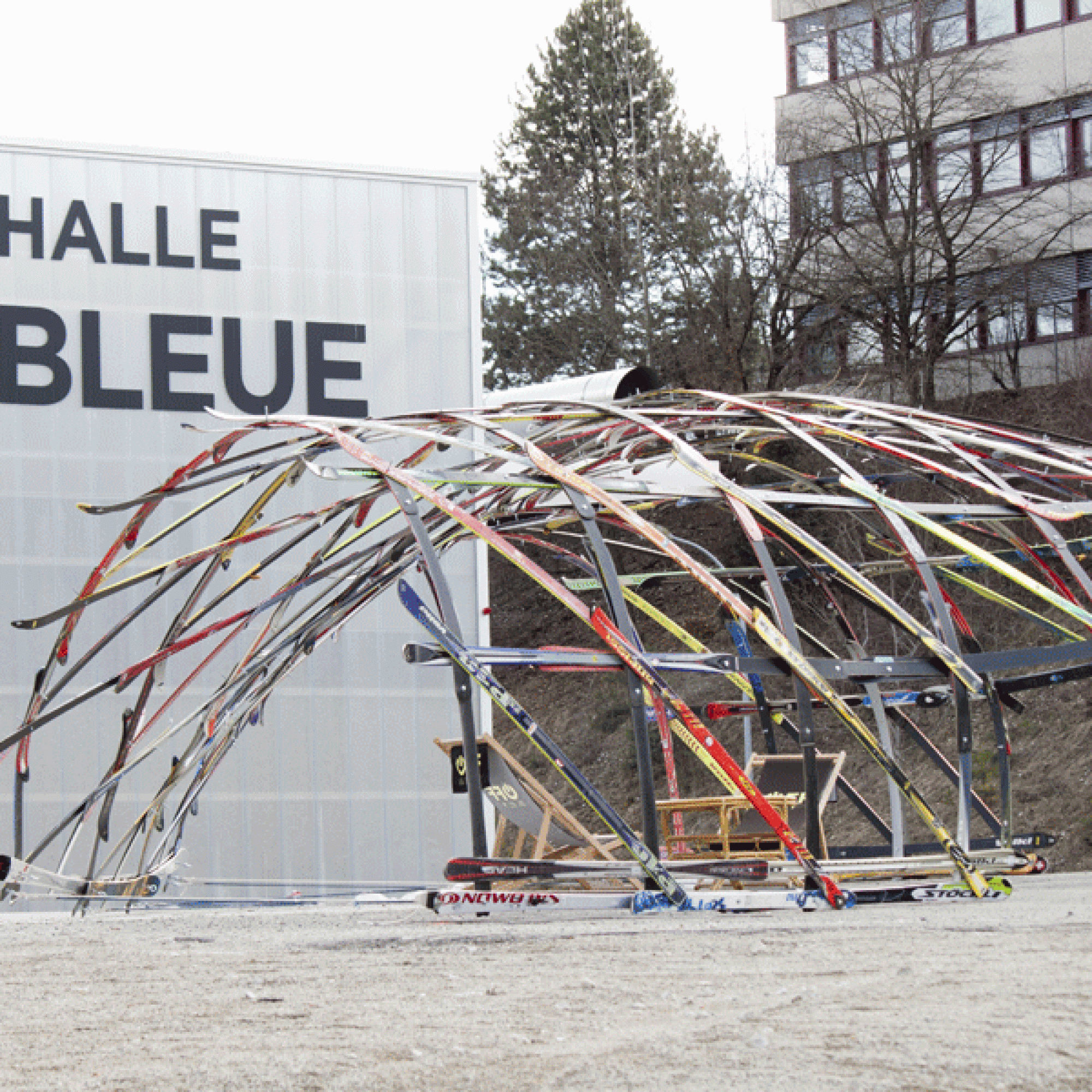Forscher des Smart Living Lab der EPFL in Freiburg bauten einen leicht zerlegbaren Pavillon aus alten Skis. (Bilder zvg)