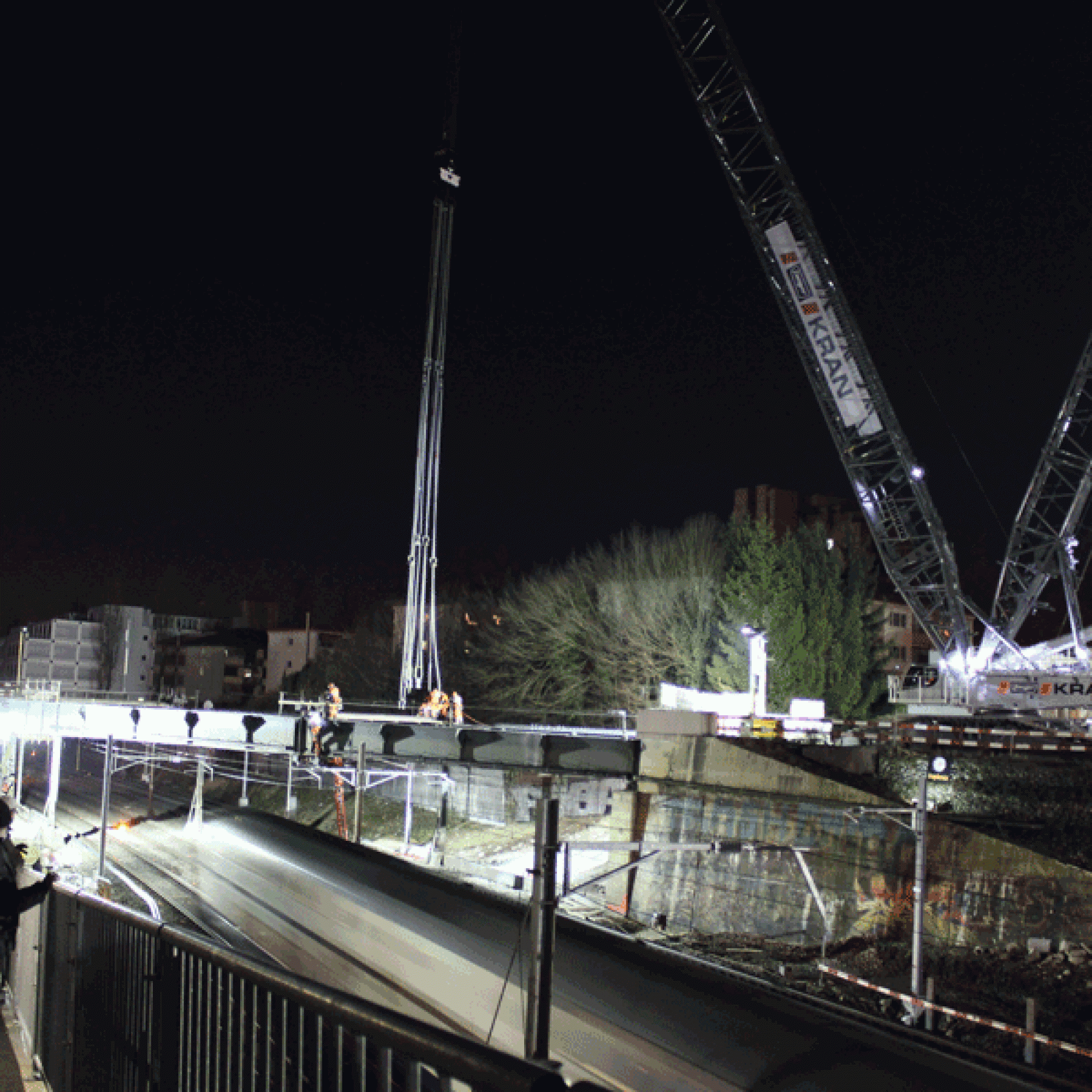 Die letzten Züge fahren unter der Brücke hindurch, bevor um 1.30 Uhr die Totalsperre eintritt.