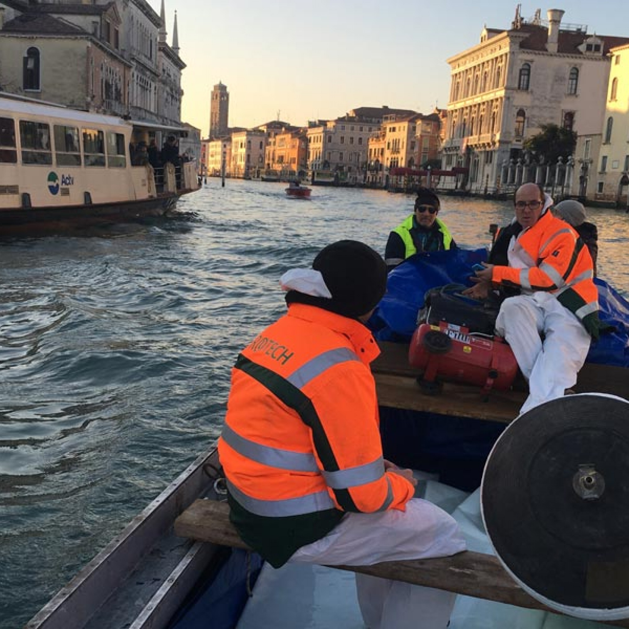 Aussergewöhnlicher Anfahrtsweg: Den malerischen Weg zwischen Tränkungswerk und Einbaustelle legte der BlueLiner auf dem Canal Grande mit dem Boot zurück. (Alle Fotos: Diringer&Scheidel Rohrsanierungen)