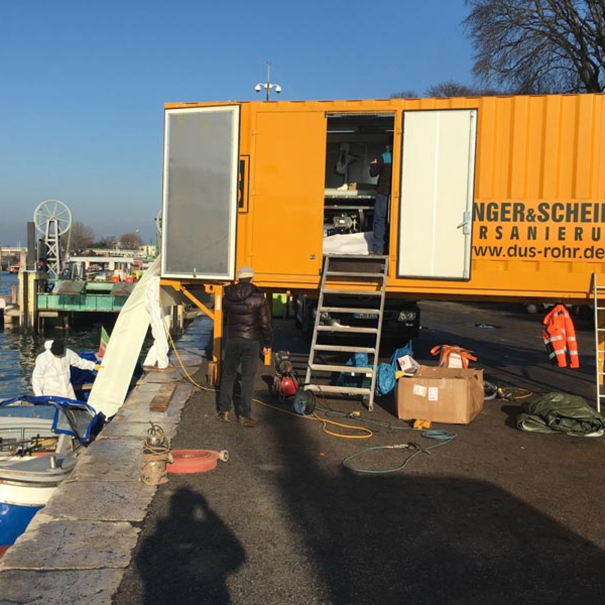 Der modulare Aufbau des BlueLine-Verfahrens war in Venedig das Kriterium für das Arbeiten unter engesten Platzverhältnissen. Hier: das mobile Tränkungswerk an der Kaimauer.