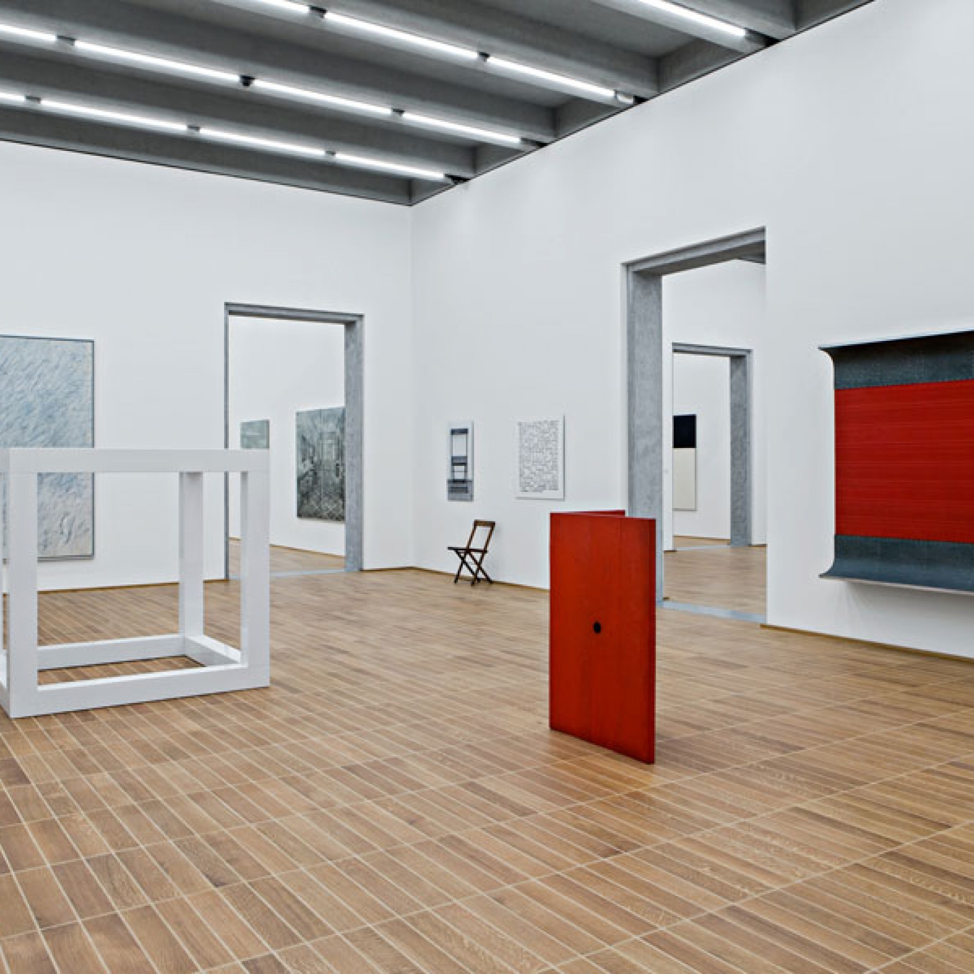 Ausstellung im Kunstmuseums-Erweiterungsbau mit dem umstrittenen Boden (Kunstmuseum Basel, Gina Folly)