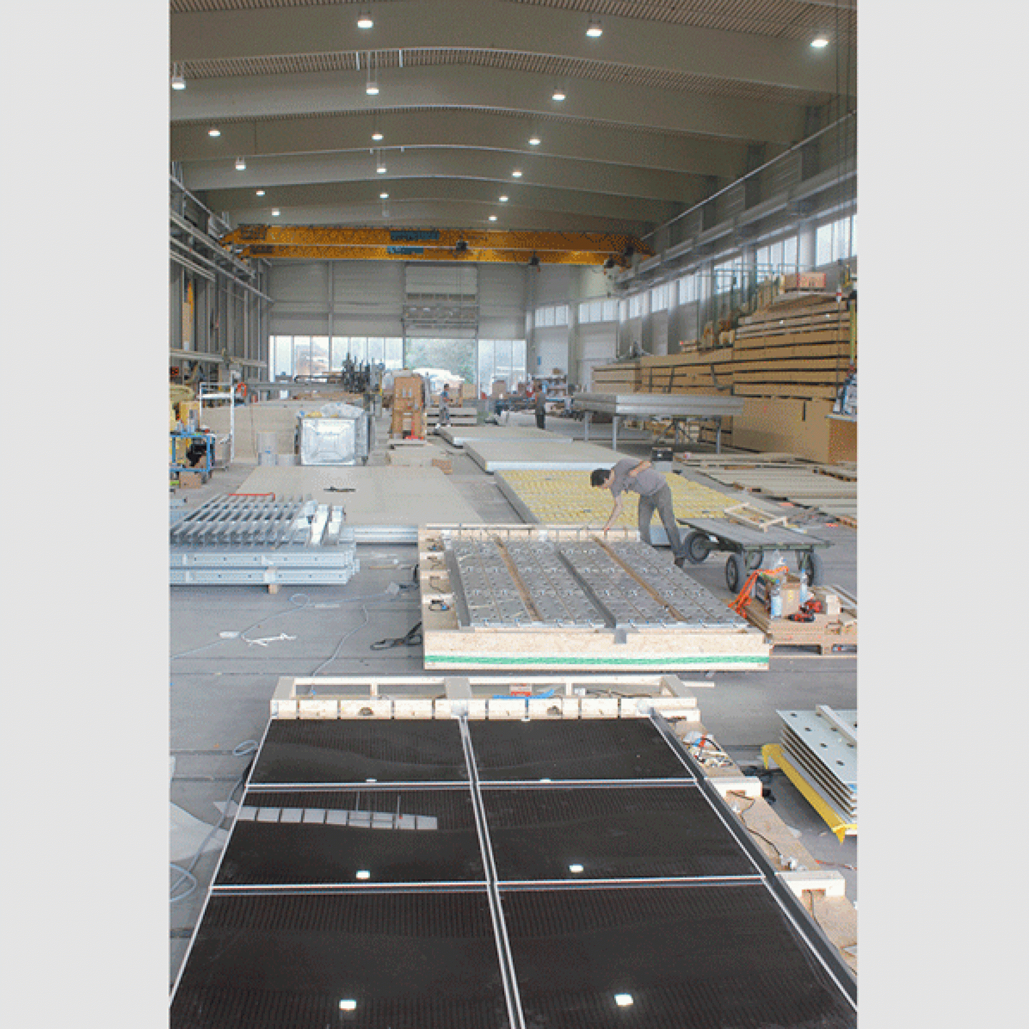 Grossformatige individuell vorfabrizierte Holzrahmenmodule mit  integrierten PVT -Hybridkollektoren.  (BS2  Zeleganz, Niklaus Haller)